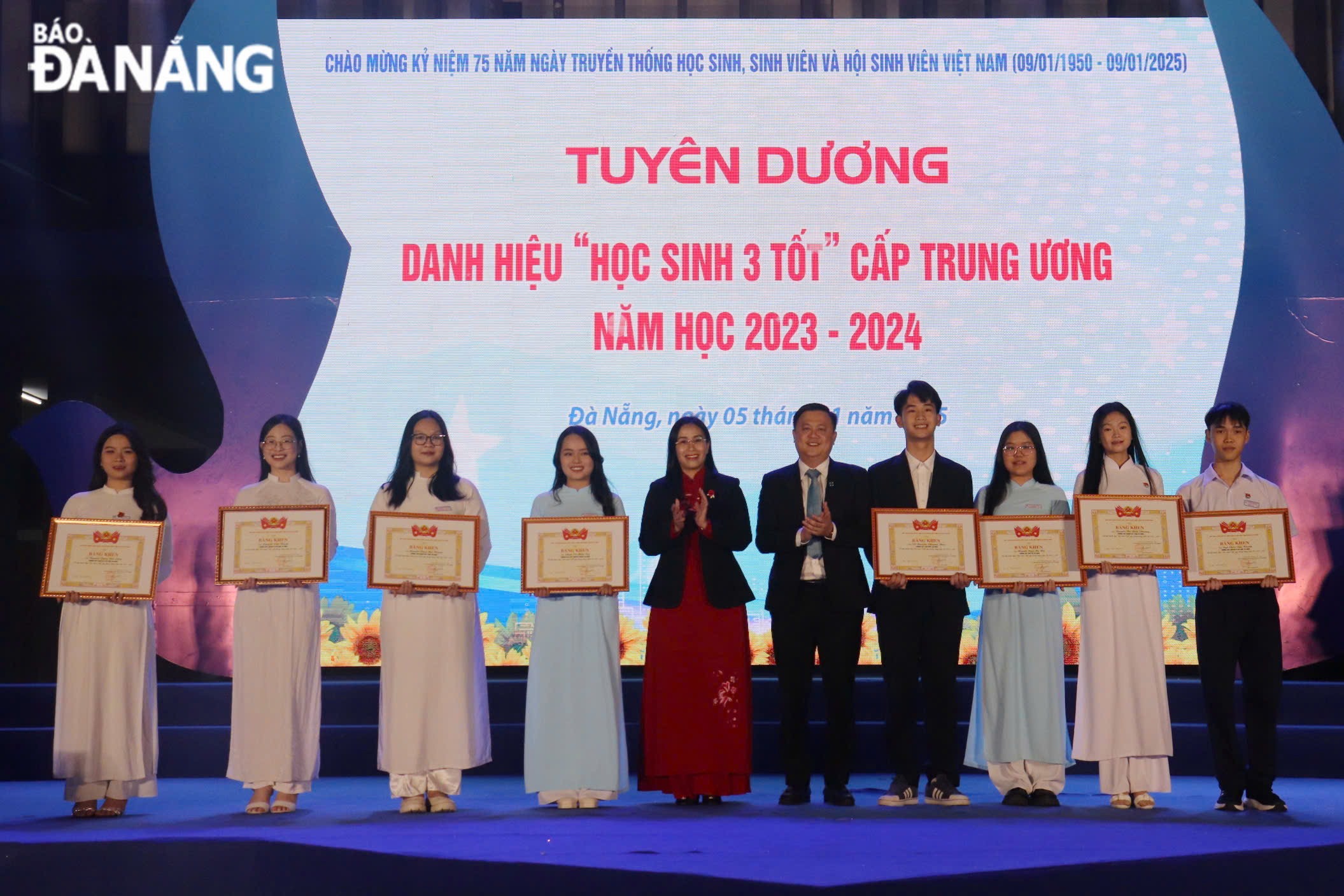 On the occasion, the Da Nang Students' Association honoured 8 individuals with the title of 