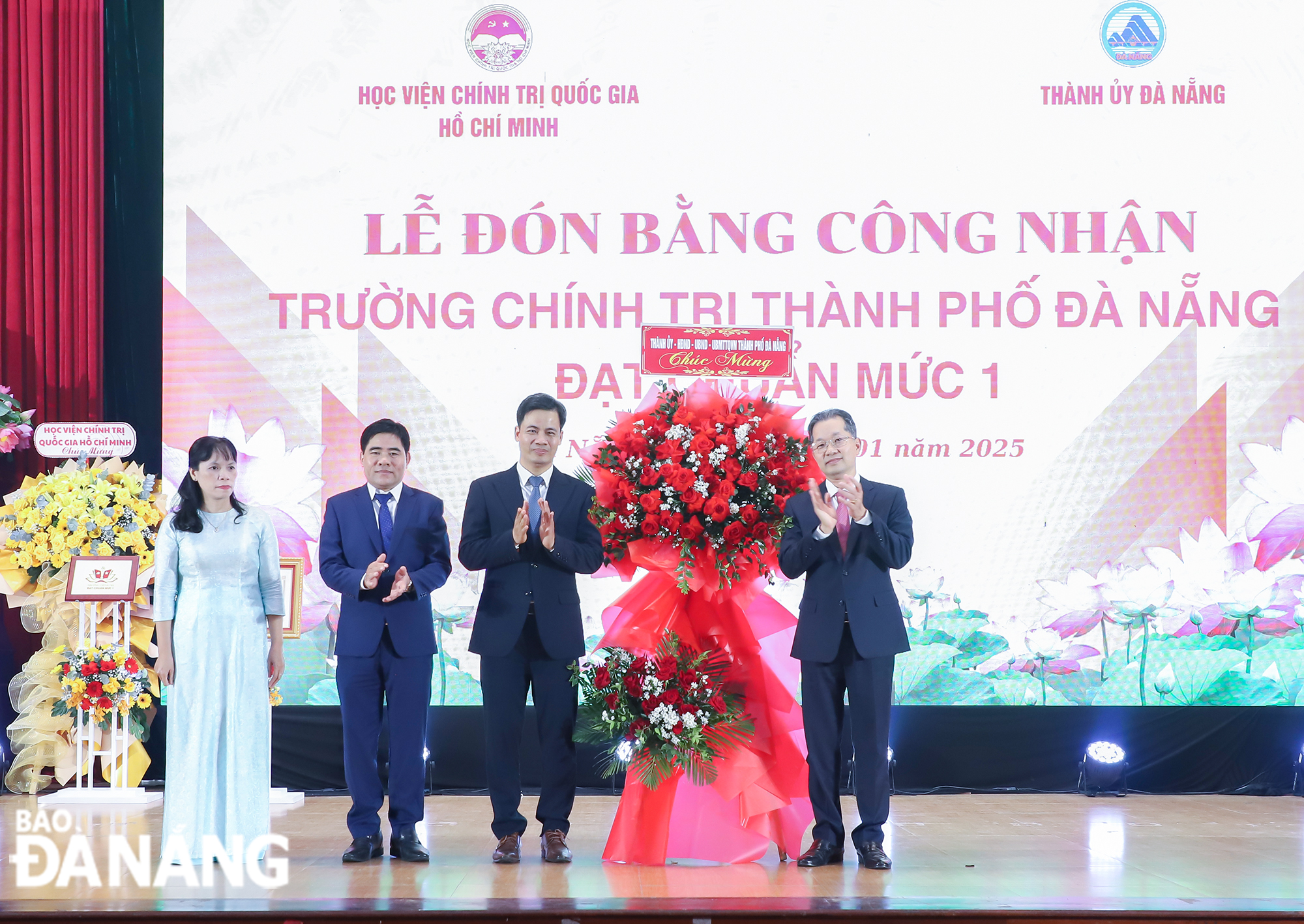 Bí thư Thành ủy Nguyễn Văn Quảng (bên phải) tặng hoa chúc mừng Trường Chính trị thành phố. Ảnh: NGỌC PHÚ