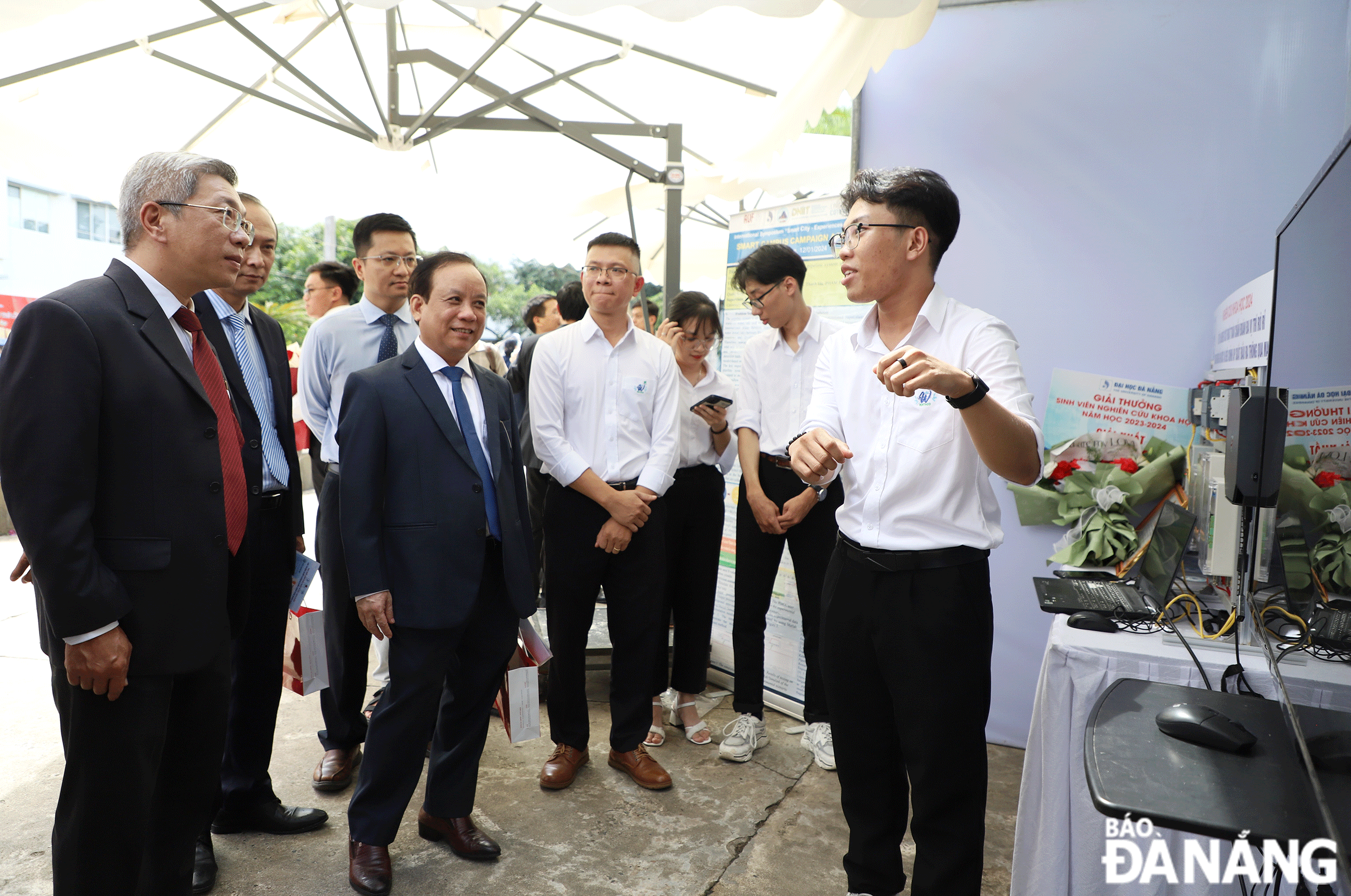 A group of students from the University of Technology and Education won the first prize in the 2023 - 2024 Da Nang University Student Scientific Research Award, introducing their products at the 6th Da Nang University Youth Creativity Festival. Photo: NGOC HA