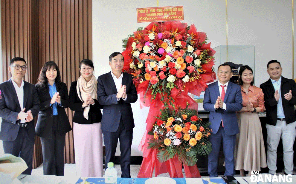 Chairman of the Da Nang People's Committee Le Trung Chinh (4th, left) presented flowers and sent his best wishes to the leaders and employees of BRG Group. Photo: TRONG HUNG 