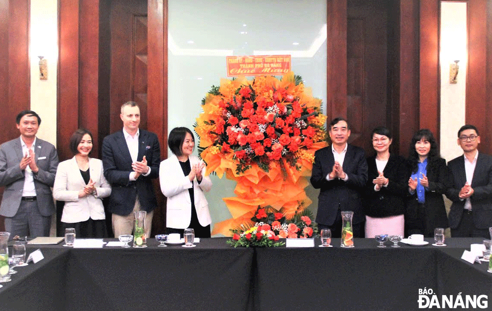 Chairman of the municipal People's Committee Le Trung Chinh (4th, right) presented flowers to congratulate Vingroup Corporation. Photo: TRONG HUNG