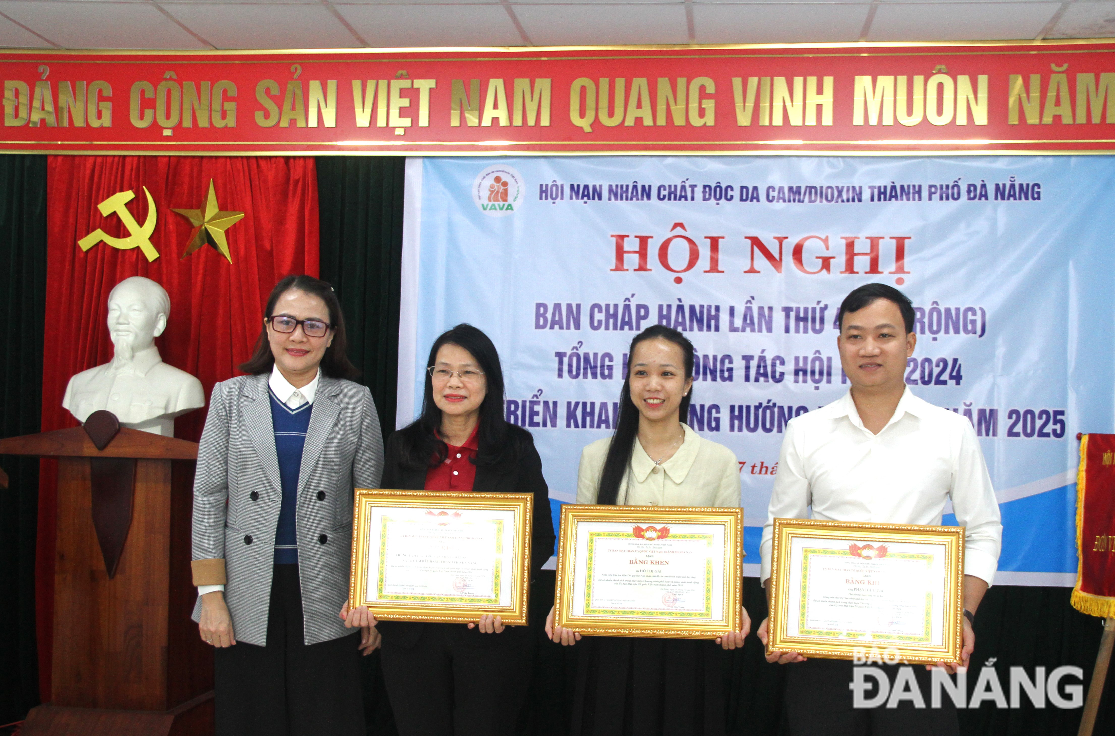 Phó Chủ tịch Ủy ban MTTQ Việt Nam thành phố Trần Thị Mẫn trao bằng khen cho các cá nhân, tập thể. Ảnh: L.P