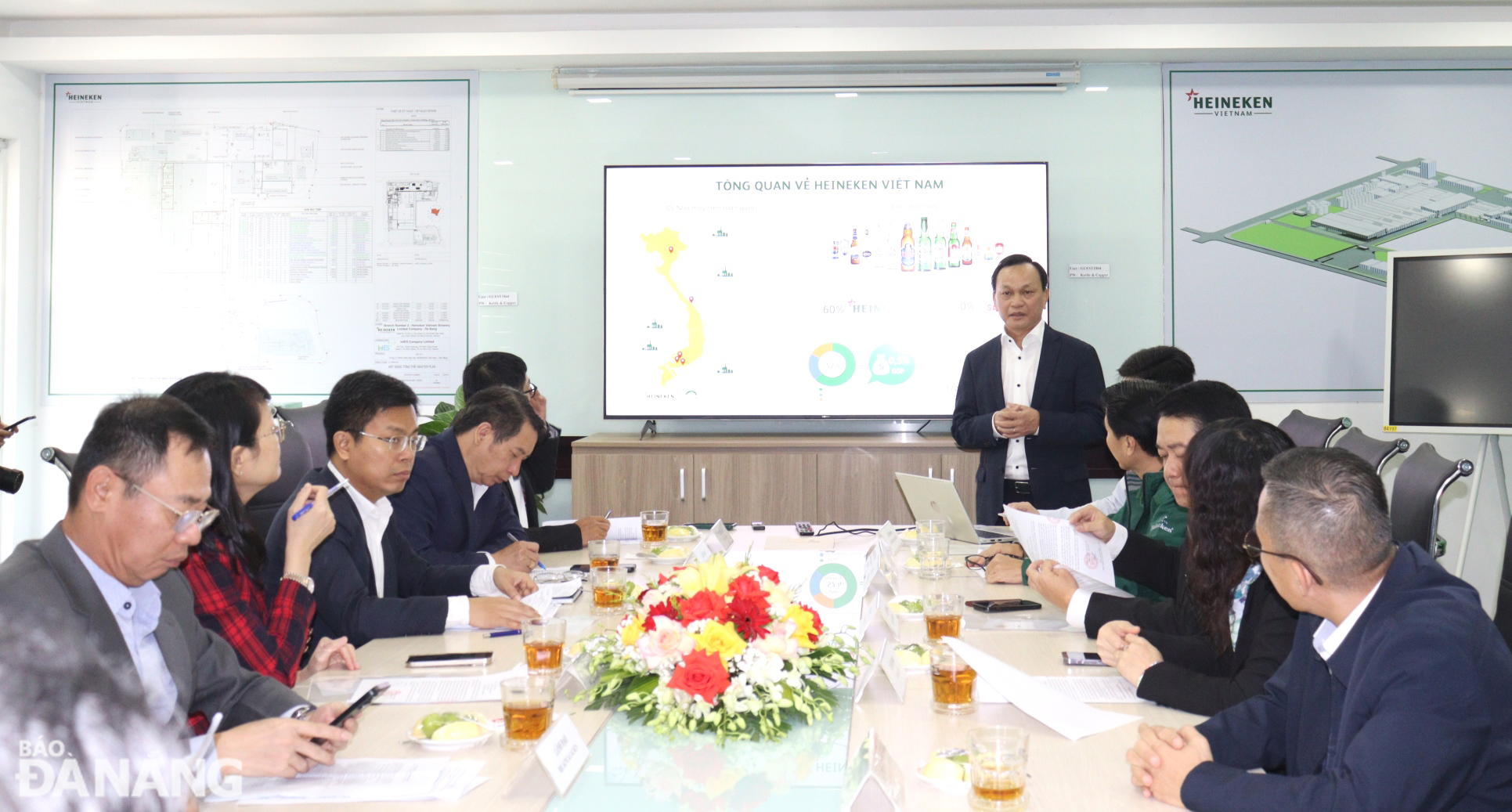 Lãnh đạo Công ty TNHH Nhà máy bia Heineken Việt Nam - Đà Nẵng báo cáo tình hình sản xuất, kinh doanh năm 2024 và việc mở rộng nhà máy, các kế hoạch kinh doanh, hỗ trợ phát triển thành phố trong năm 2025. Ảnh: HOÀNG HIỆP