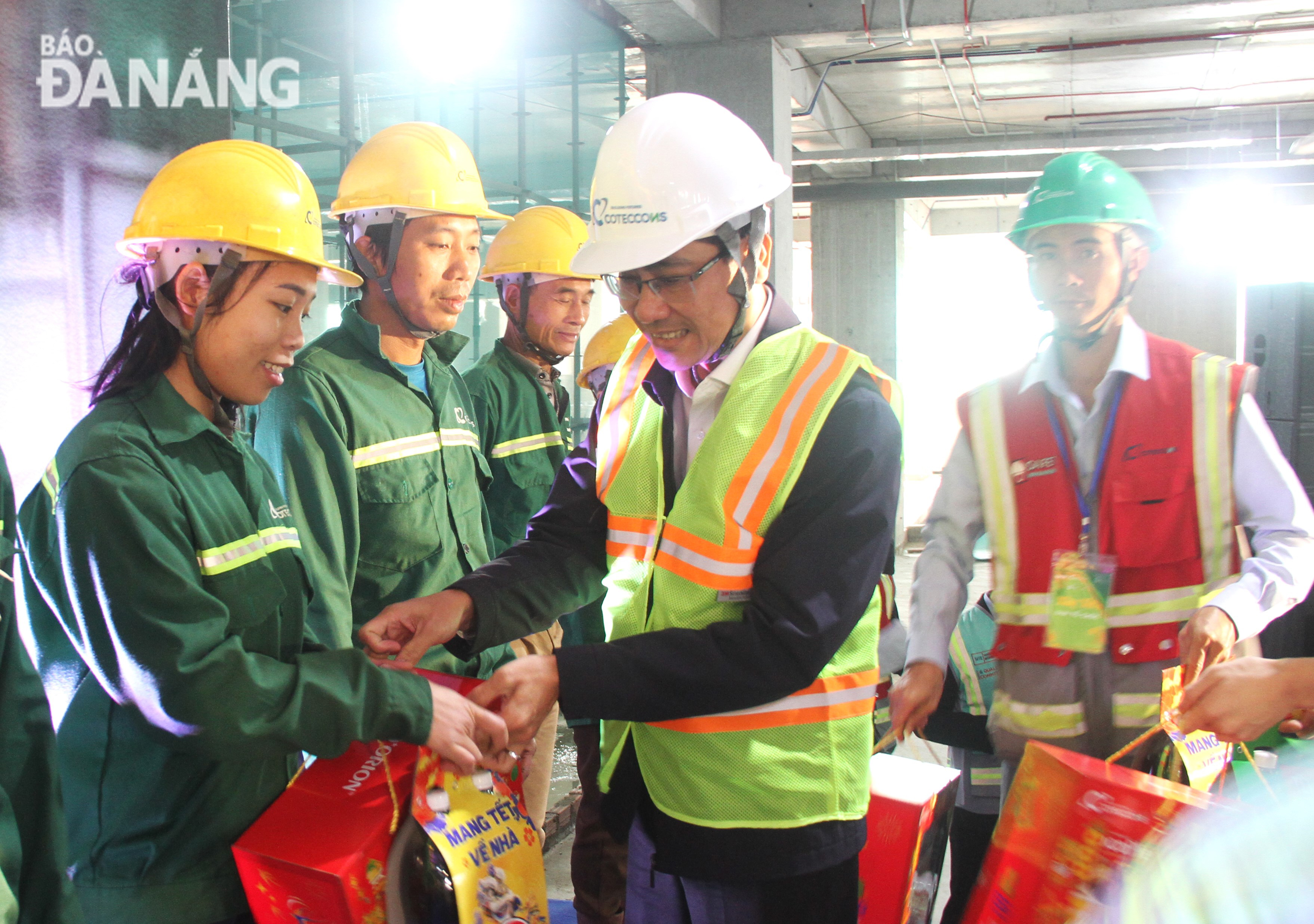 Head of the Da Nanng Party Committee's Mass Mobilization Commission Tran Thang Loi (second, right) giving Tet gifts to construction workers. Photo: L.P