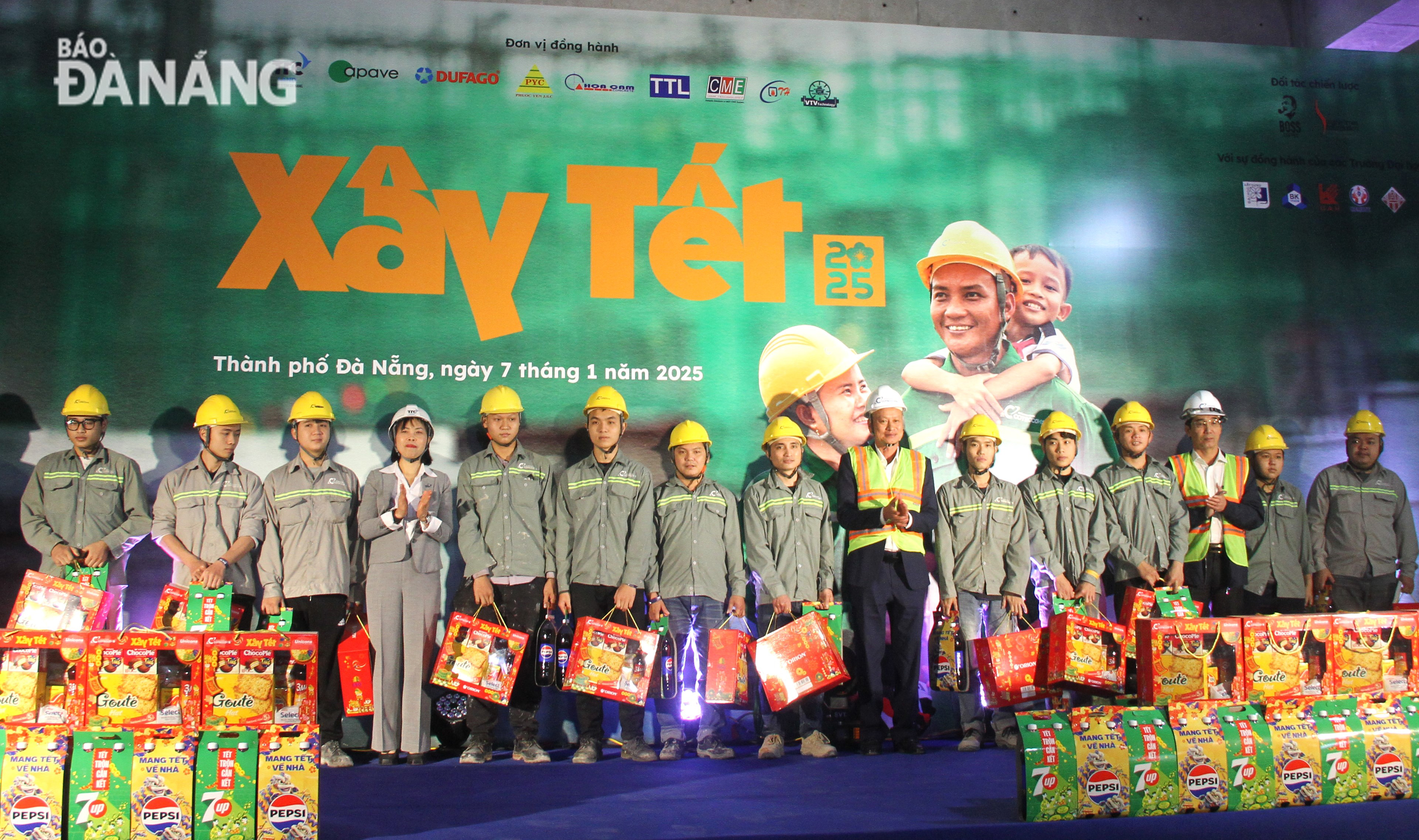 Vice Chairman of the Da Nang People's Committee Tran Chi Cuong (third, right), Head of Da Nang Party Committee's Publicity and Training Department Doan Ngoc Hung Anh (seventh, right) and representatives of the Nhan Dan Newspaper and Coteccons Construction Joint Stock Company presented Tet gifts to workers. Photo: L.P