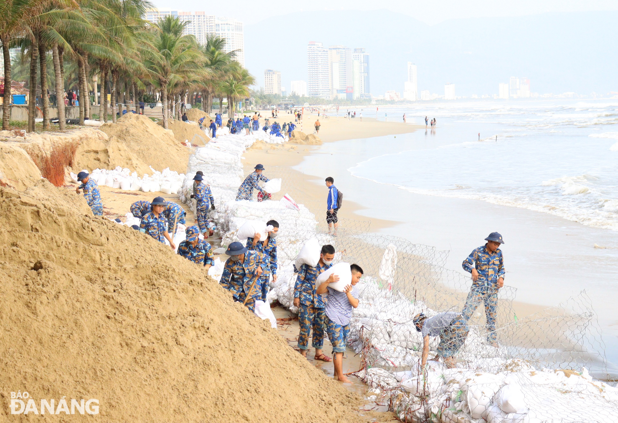 Hiện mỗi ngày, có khoảng 100 bộ đội thuộc Lữ đoàn 83 Hải quân và Sư đoàn 375 tham gia đắp bờ rọ bao cát để xử lý khẩn cấp vị trí sạt lở bờ biển số 2. Ảnh: HOÀNG HIỆP