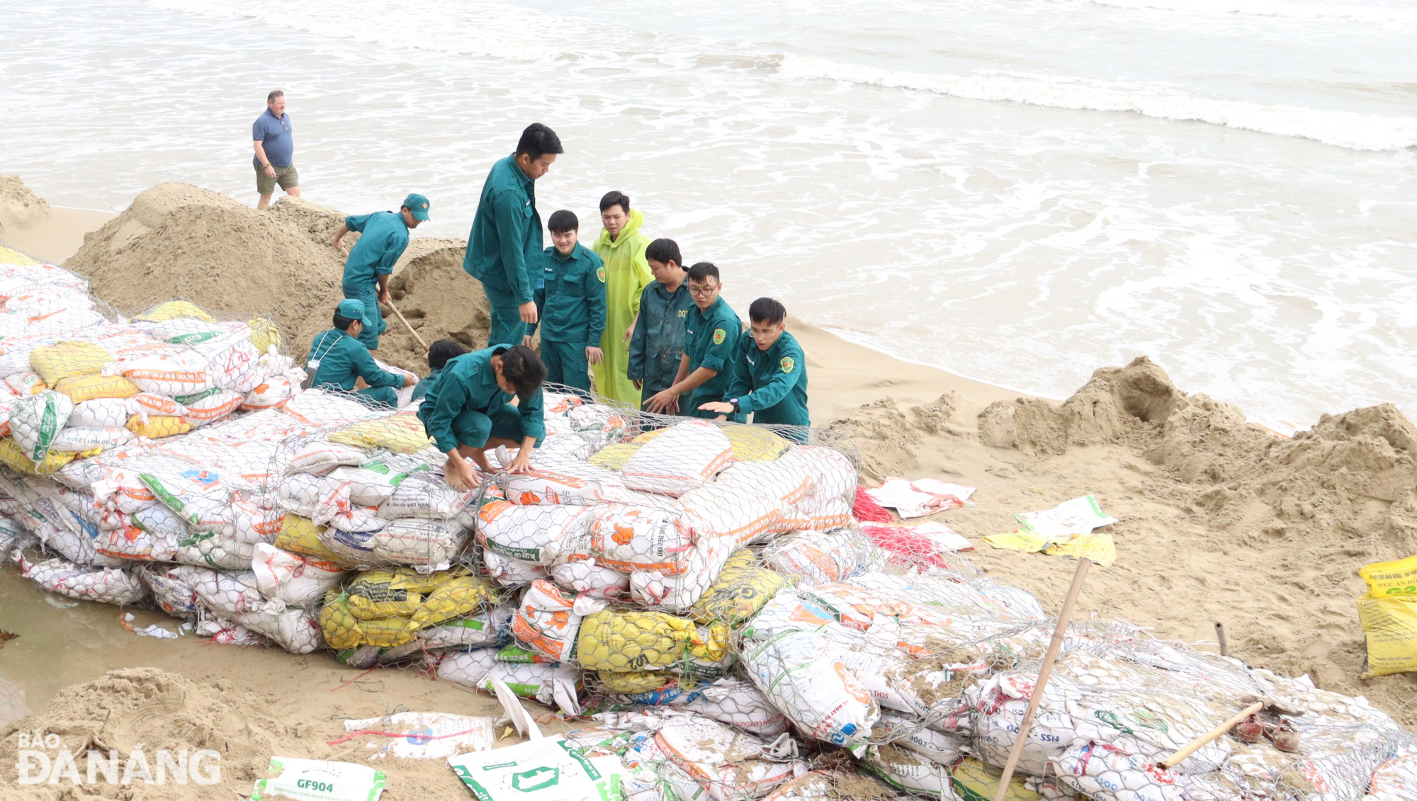 Lực lượng của Ban Chỉ huy Quân sự quận Sơn Trà được huy động tham gia xử lý khẩn cấp sạt lở bờ biển. Ảnh: HOÀNG HIỆP