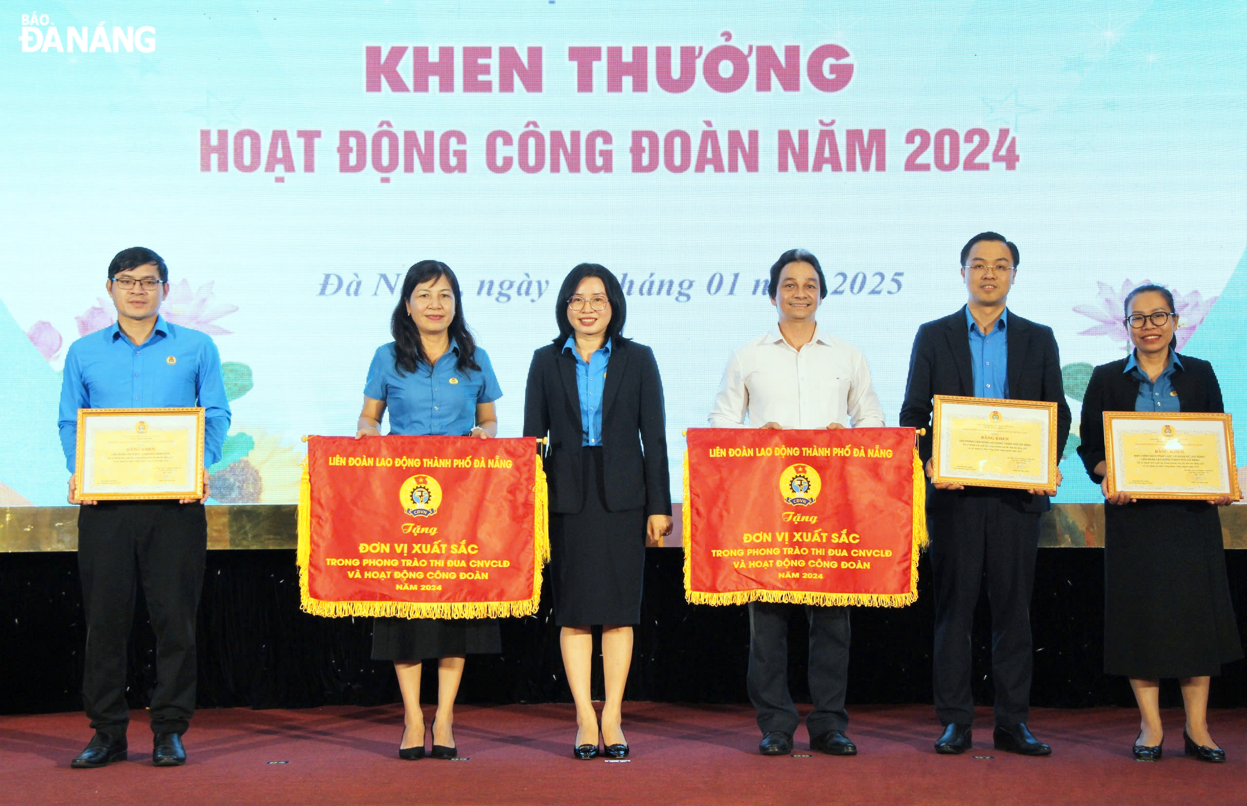 Chủ tịch Liên đoàn Lao động thành phố Phan Thị Thúy Linh (thứ 3, bên trái sang) trao cờ thi đua và bằng khen cho các tập thể xuất sắc trong hoạt động công đoàn năm 2024. Ảnh: X.HẬU