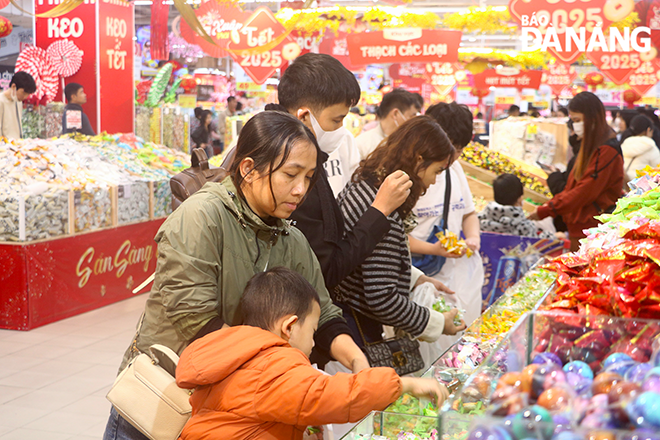 The shopping atmosphere at supermarkets is also becoming increasingly vibrant, with abundant goods and stable prices.