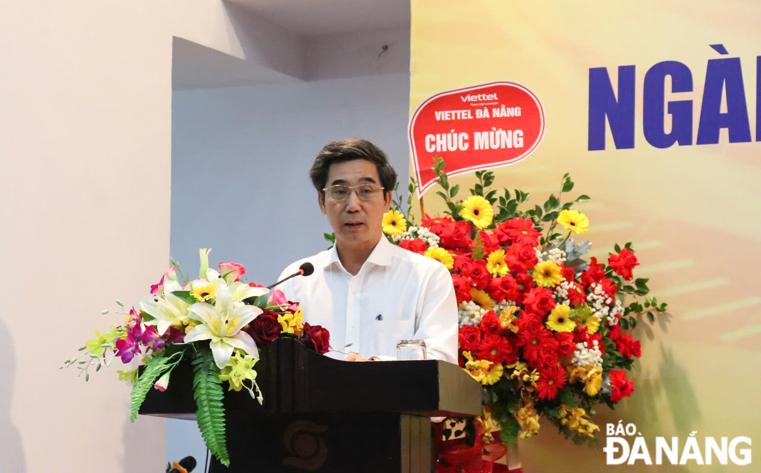 Vice Chairman of the Da Nang People's Committee Tran Chi Cuong speaking at the conference. Photo: TRAN TRUC