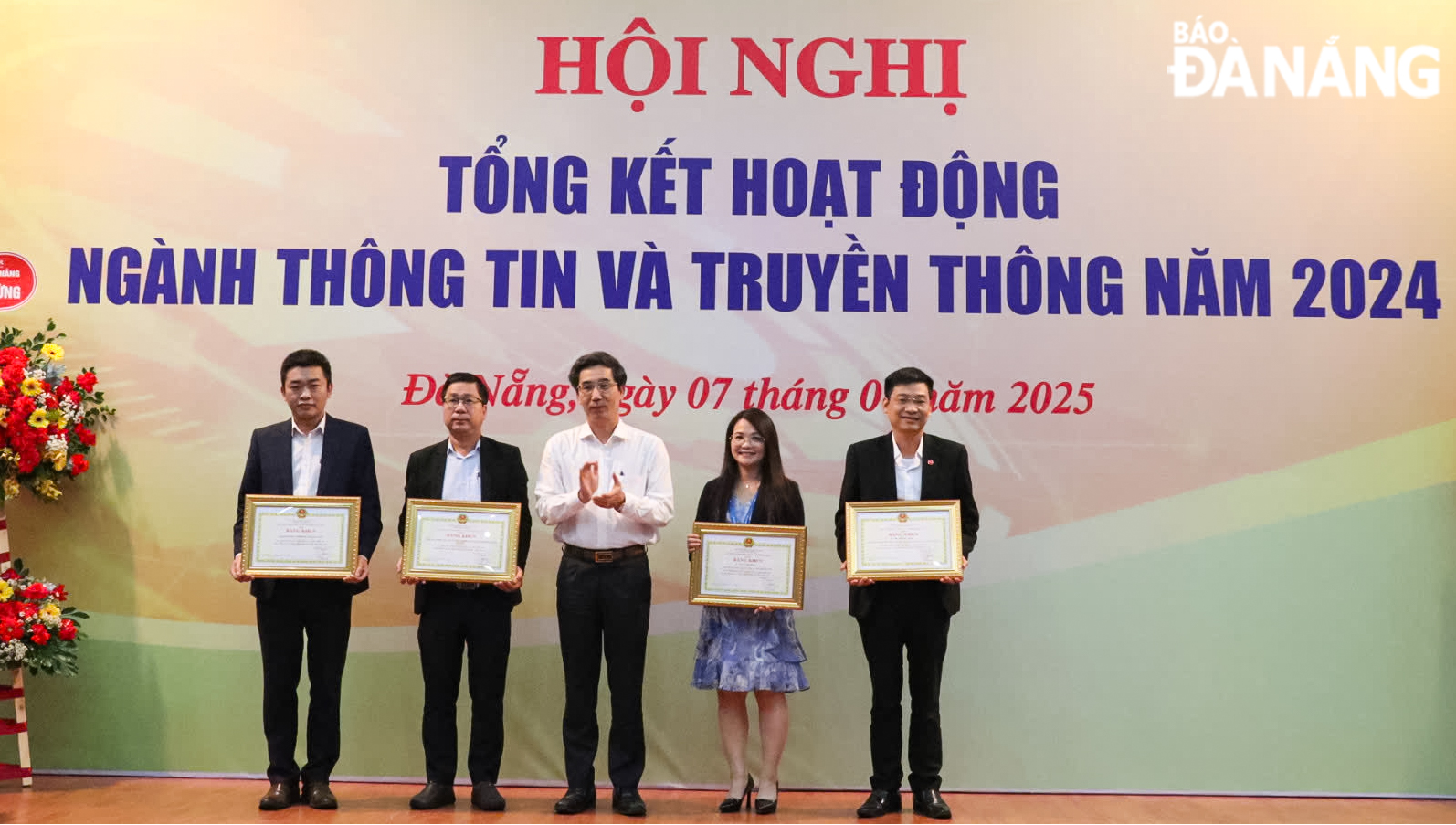 Da Nang leaders awarded Certificates of Merit from the Chairman of the municipal People's Committee to collectives and individuals with outstanding achievements in the development of the local information and communications sector in 2024. Photo: TRAN TRUC