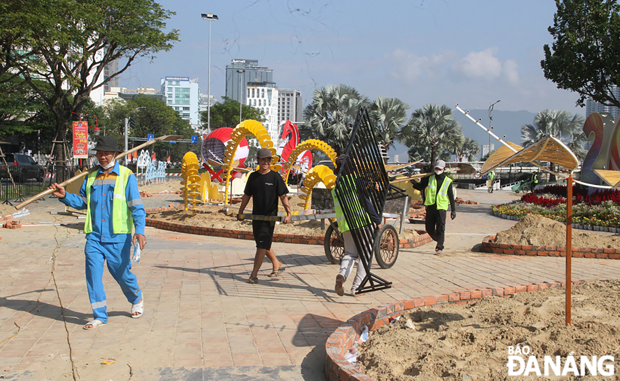 Để bảo đảm tiến độ, mỗi ngày Công ty TNHH Tư vấn và Xây lắp Minh Tuấn Tú huy động khoảng 60 công nhân cùng máy móc thi công. Ảnh: TRỌNG HÙNG