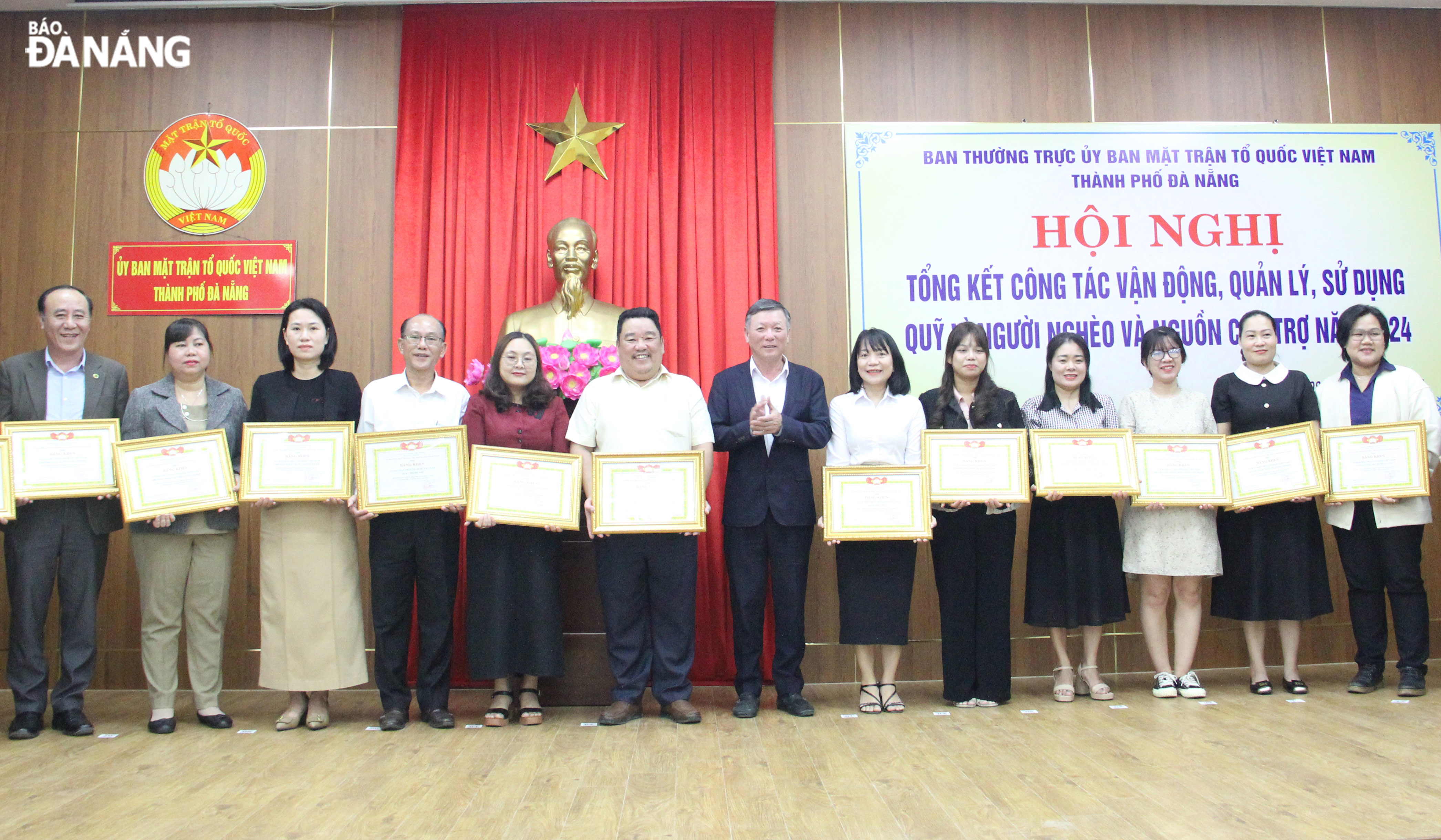 Chairman of the Viet Nam Fatherland Front Committee of Da Nang Le Van Trung (middle) awarded Certificates of Merit to outstanding collectives and individuals. Photo: XUAN HAU