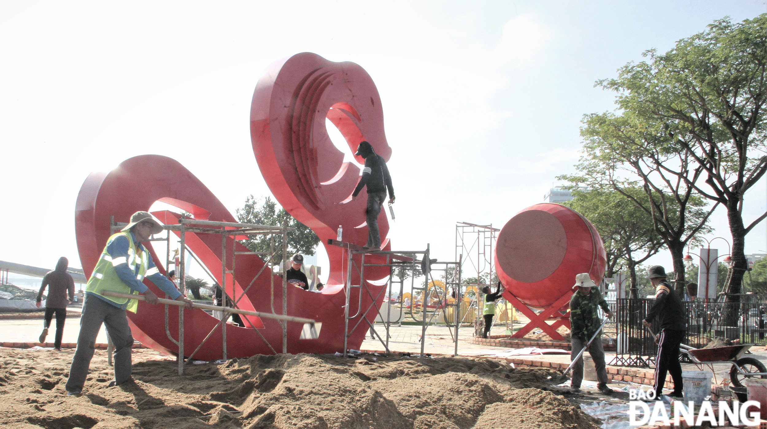 Workers and engineers of the Minh Tuan Tu Consulting and Construction Company Limited are completing the construction of the mascot for the Lunar New Year 2025. Photo: TRONG HUNG