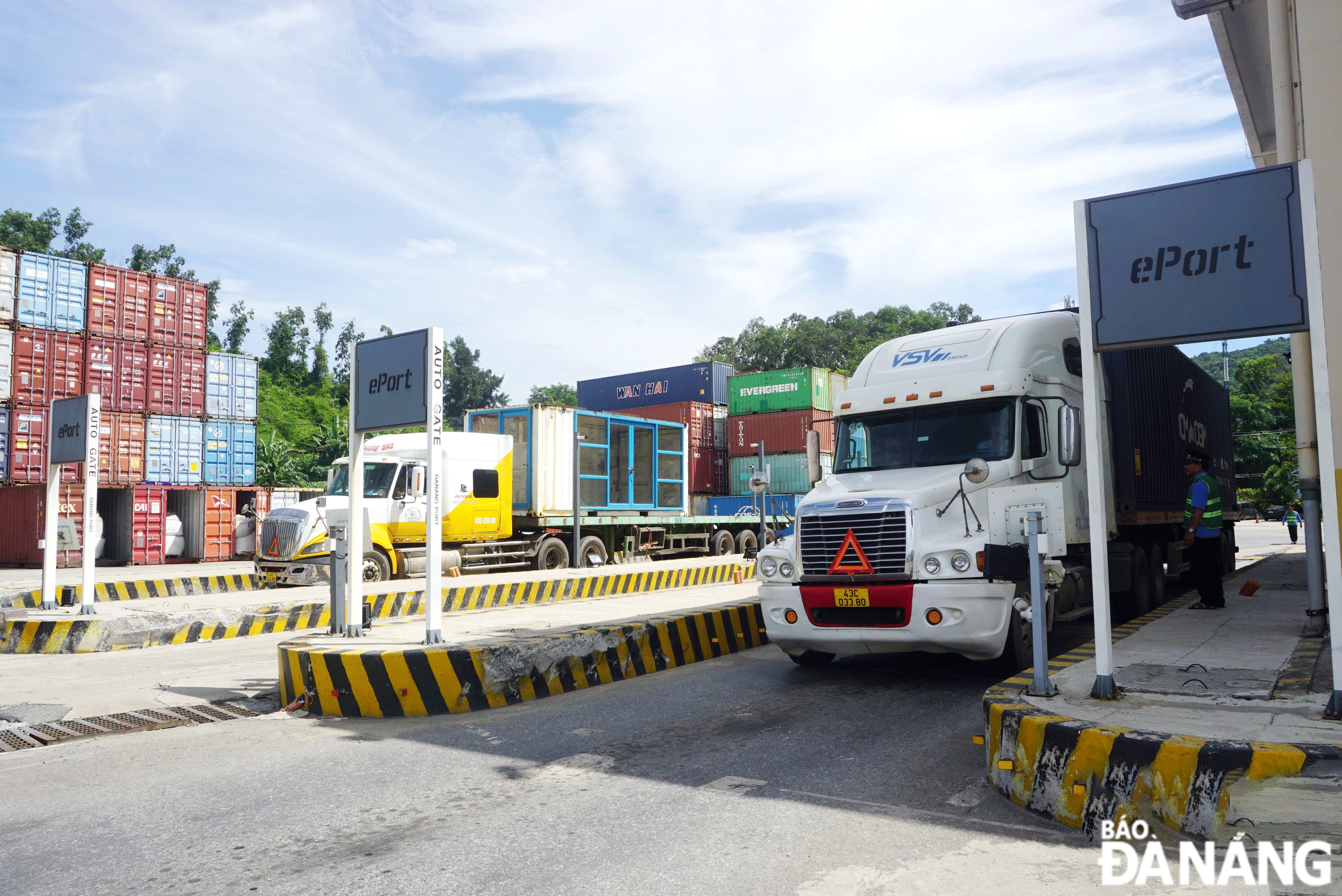 Automatic container gates at the Tien Sa Port bring high benefits. Photo: THANH LAN