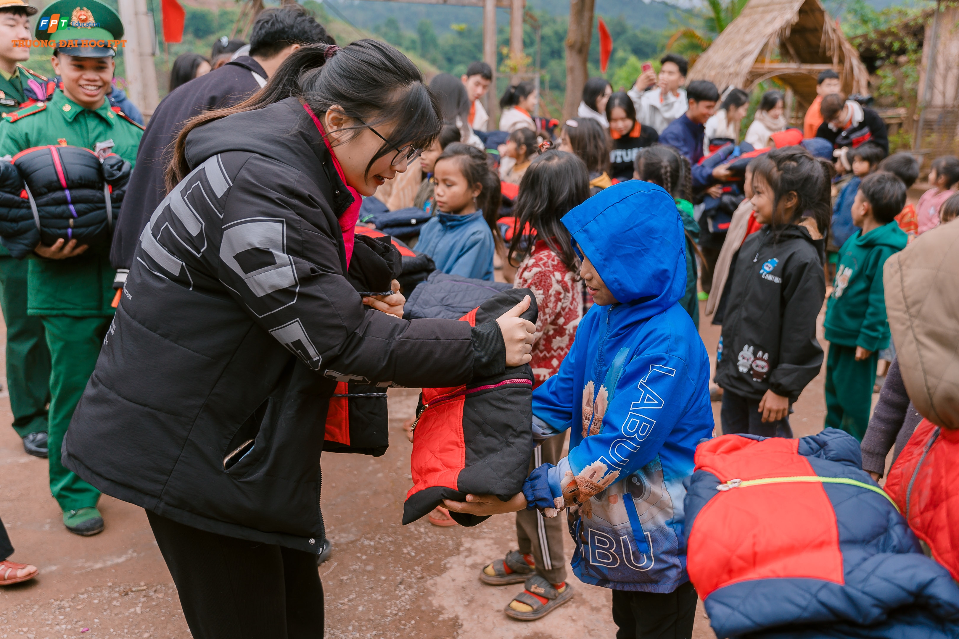 FPT University students have memorable memories in the mountainous commune of Thuong Trach bordering Viet Nam and Laos. Photo: P.V