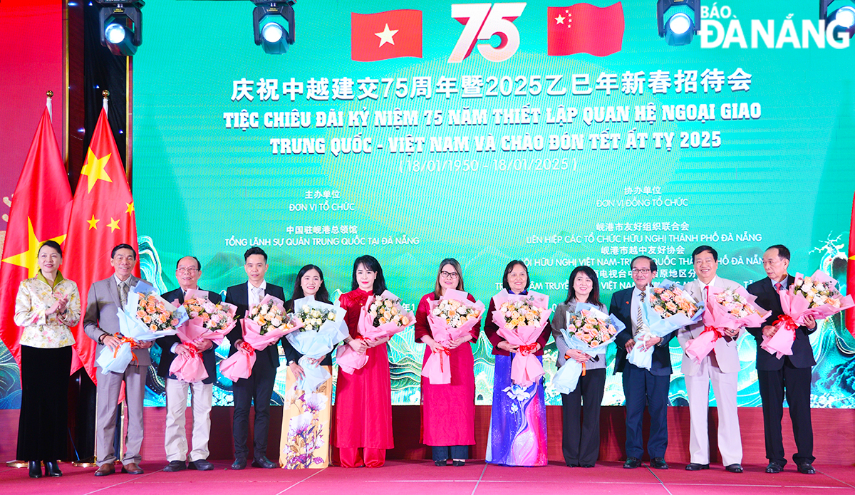 Chinese Consul General in Da Nang Dong Bi You (first, left) presenting flowers to thank individuals and groups who have made positive contributions to fostering the Viet Nam-China friendship. Photo: T.PHUONG