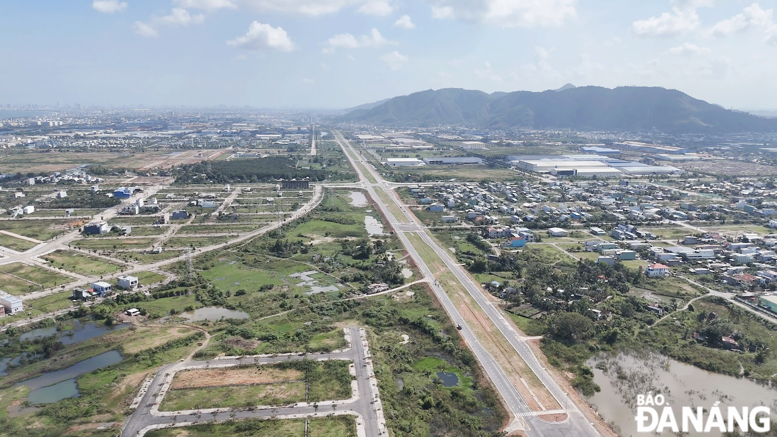 Việc thành lập Khu thương mại tự do Đà Nẵng trong thời gian đến là thông tin tích cực, làm gia tăng sự quan tâm của nhà đầu tư đối với bất động sản Đà Nẵng. Trong ảnh: Các bất động sản hai bên tuyến đường vành đai phía tây 2, một trong những đường kết nối các khu chức năng thuộc Khu thương mại tự do Đà Nẵng.  Ảnh: HOÀNG HIỆP