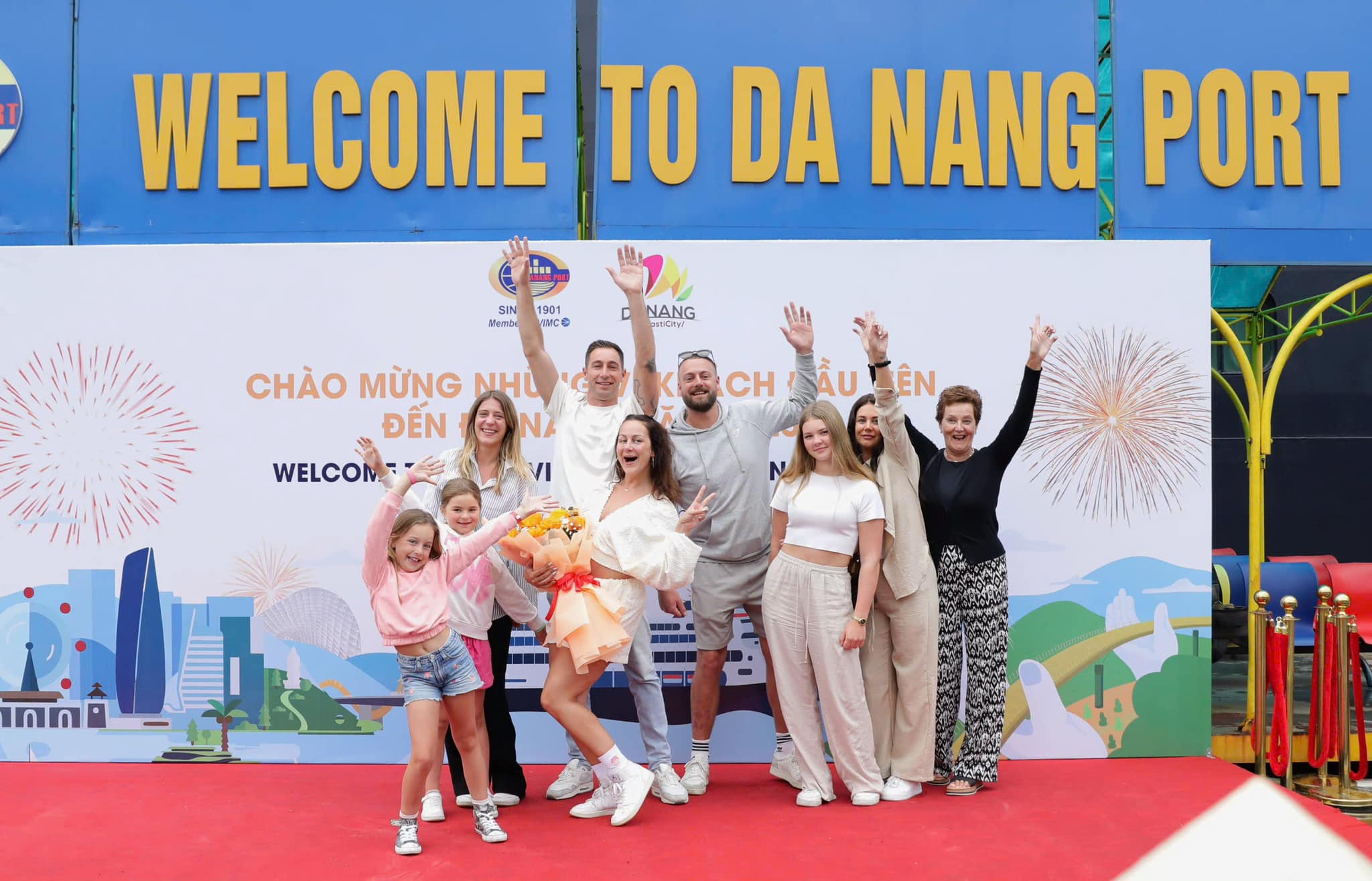 Những du khách quốc tế trên du thuyền Noordam háo hức khám phá thành phố Đà Nẵng trong ngày đầu năm mới. Ảnh: T.Y