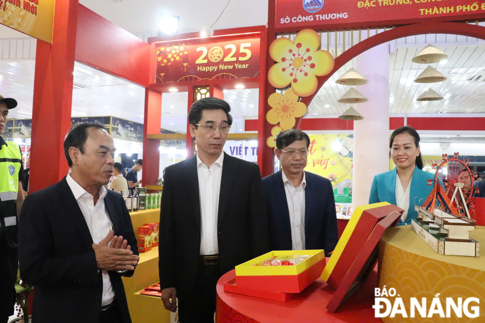 Vice Chairman of the Da Nang People's Committee Tran Chi Cuong (2nd, left) and delegates visit the booths.