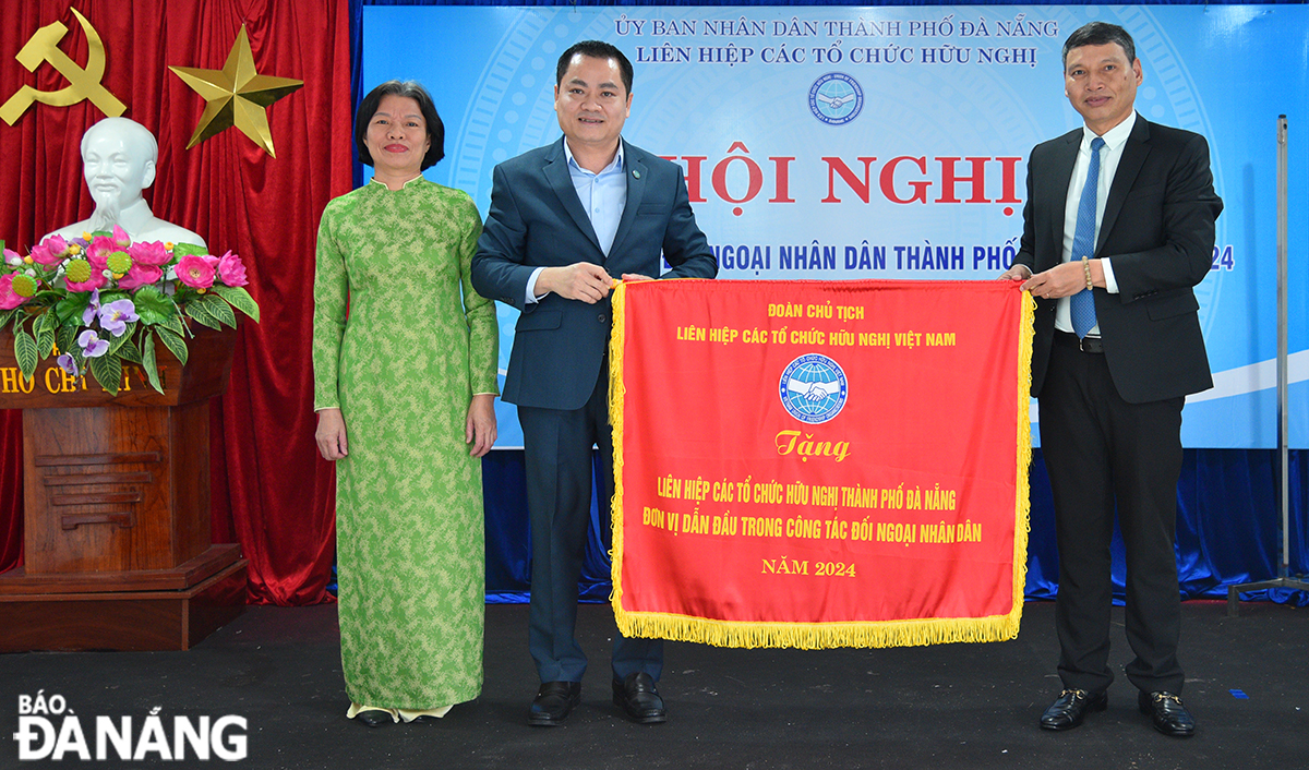 Phó Chủ tịch Thường trực UBND thành phố Hồ Kỳ Minh trao tặng Cờ Thi đua “Đơn vị dẫn đầu trong công tác đối ngoại nhân dân năm 2024” cho Liên hiệp hữu nghị thành phố. Ảnh: T.PHƯƠNG