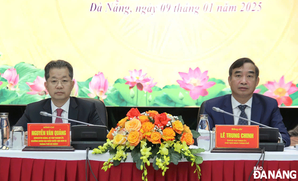 Secretary of the Da Nang Party Committee Nguyen Van Quang (left) and Chairman of the municipal People's Committee Le Trung Chinh co-chaired the conference. Photo: TRONG HUNG