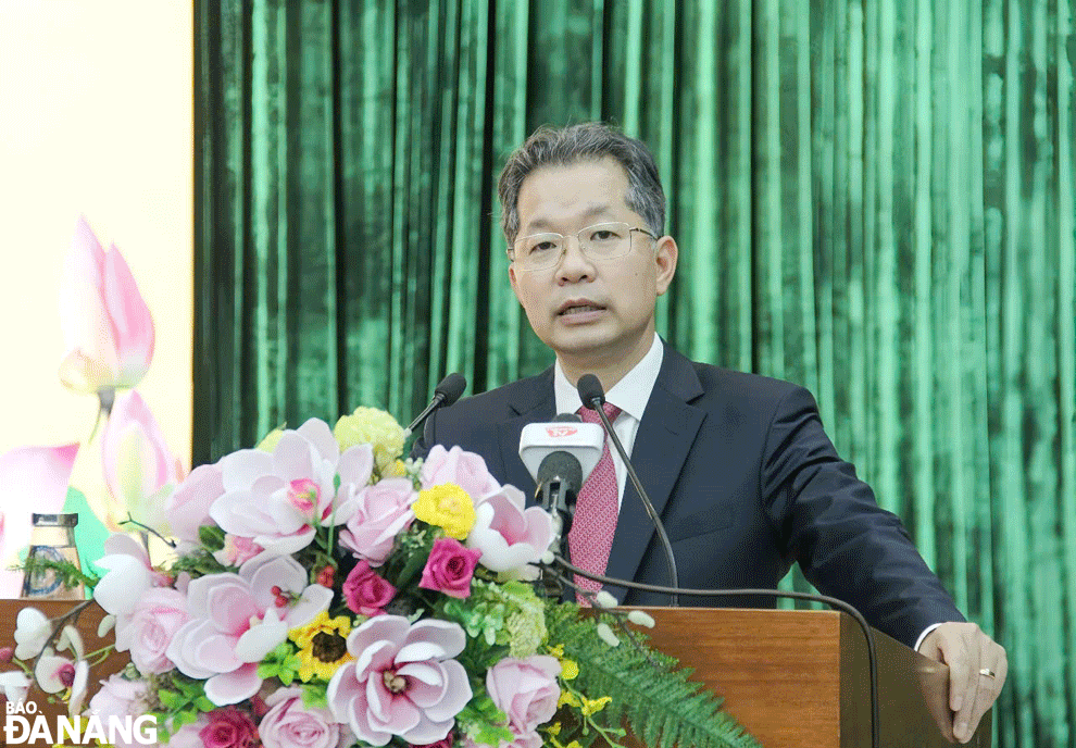 Secretary of the municipal Party Committee Nguyen Van Quang delivered a speech at the conference. Photo: TRONG HUNG 