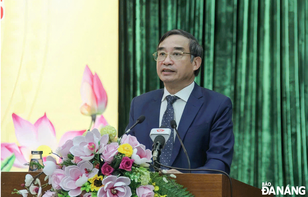 Chairman of the municipal People's Committee Le Trung Chinh spoke at the conference. Photo: TRONG HUNG