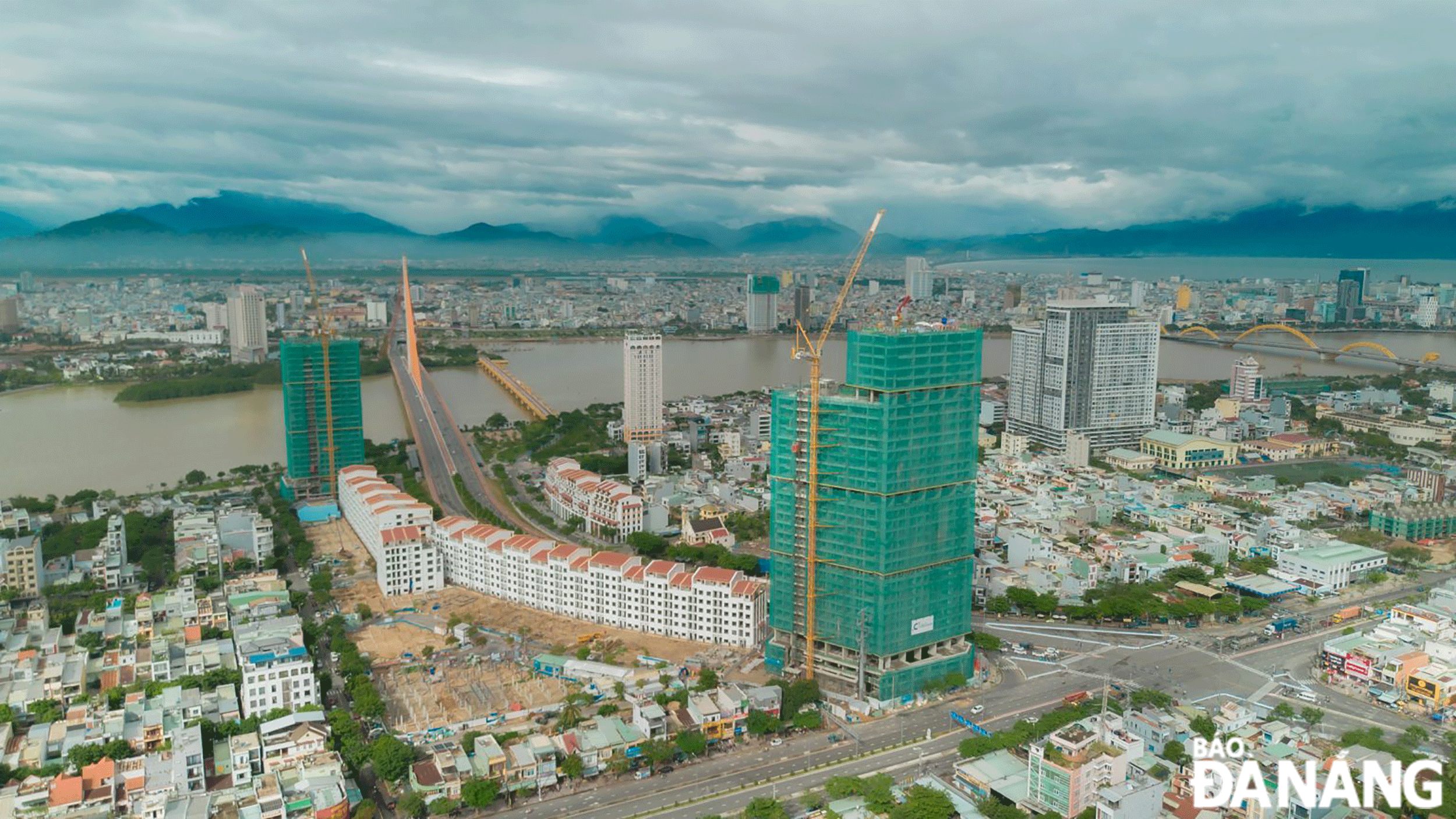 Tourist apartments and condominiums are becoming prominent segments and leading the Da Nang real estate market with increasing supply. IN PHOTO: The tourist service area along the Han River (Sun Cosmo Residence) on the eastern end of the Tran Thi Ly Bridge. Photo: HOANG HIEP 