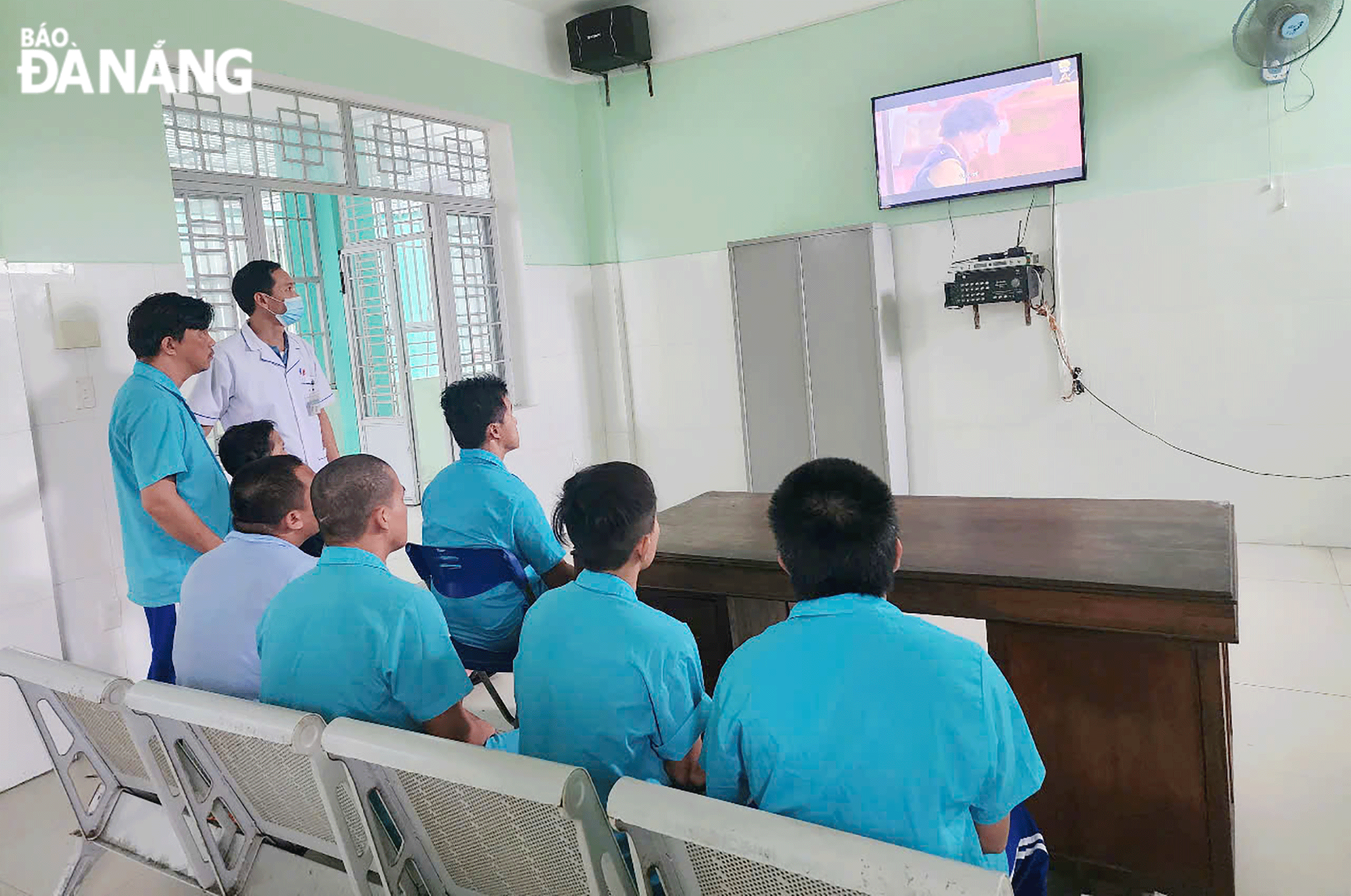 Male nurses at Da Nang Mental Hospital play a pivotal role in helping patients rediscover their true selves. In the photo: Patients watching television for relaxation after treatment. Photo: PHAN CHUNG