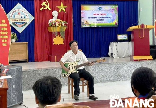 Meritorious Artisan Pham Hong Thai during a session teaching Bai Choi folk singing at Hoa Chau Primary School No. 1, Hoa Vang District.