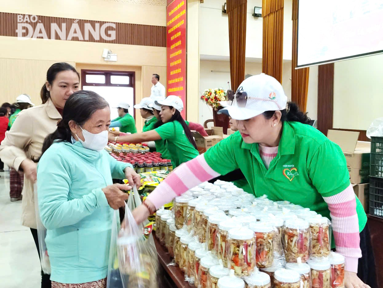 Hội Chữ thập đỏ quận Cẩm Lệ phối hợp Cộng đồng Golfer Đà Nẵng và CLB thiện nguyện Đồng cảm trao quà Tết cho người nghèo quận Cẩm Lệ. Ảnh: L.P