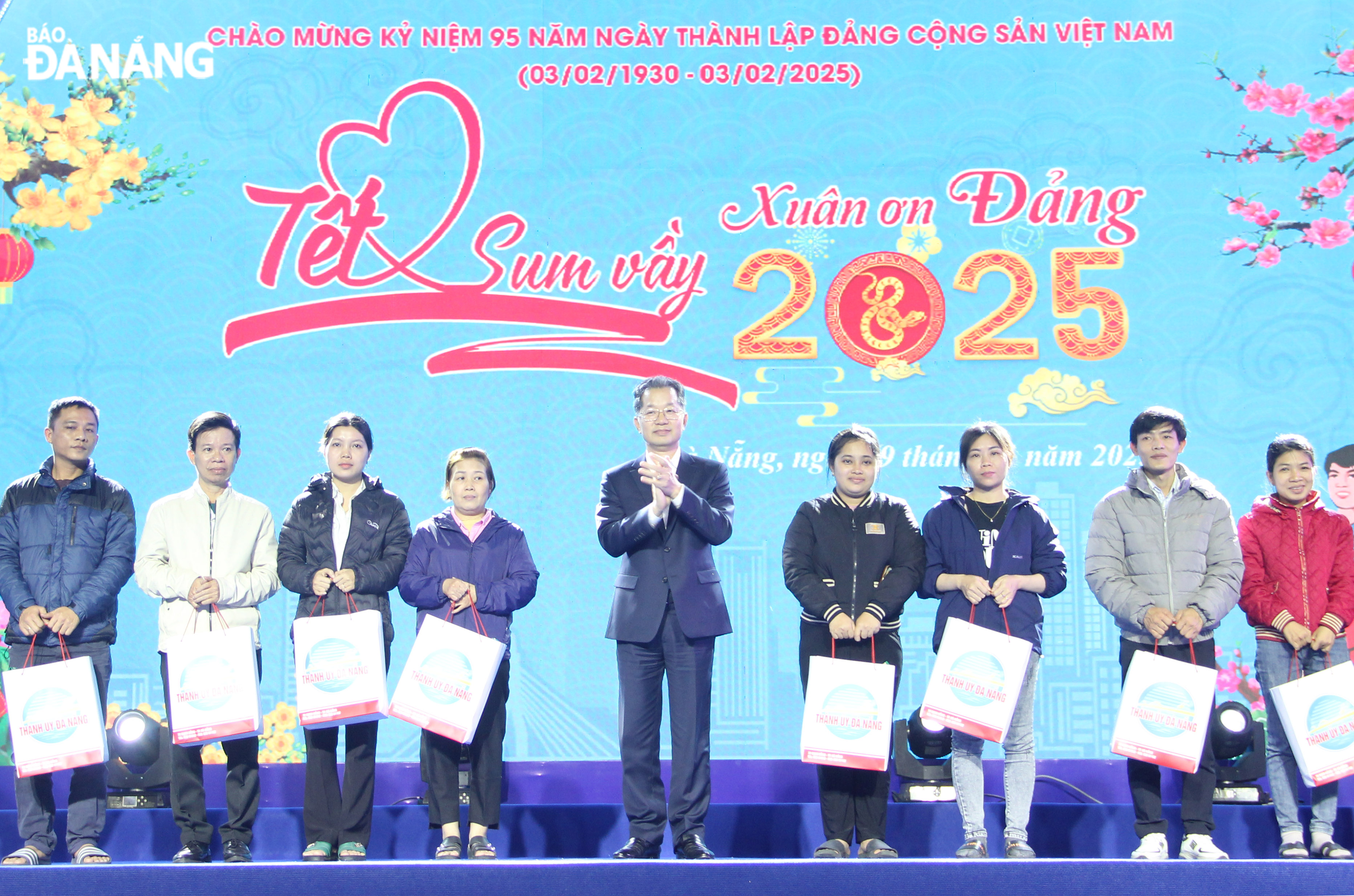 Secretary of the Da Nang Party Committee Nguyen Van Quang (middle) presenting gifts to workers and labourers facing difficulties. Photo: XUAN HAU