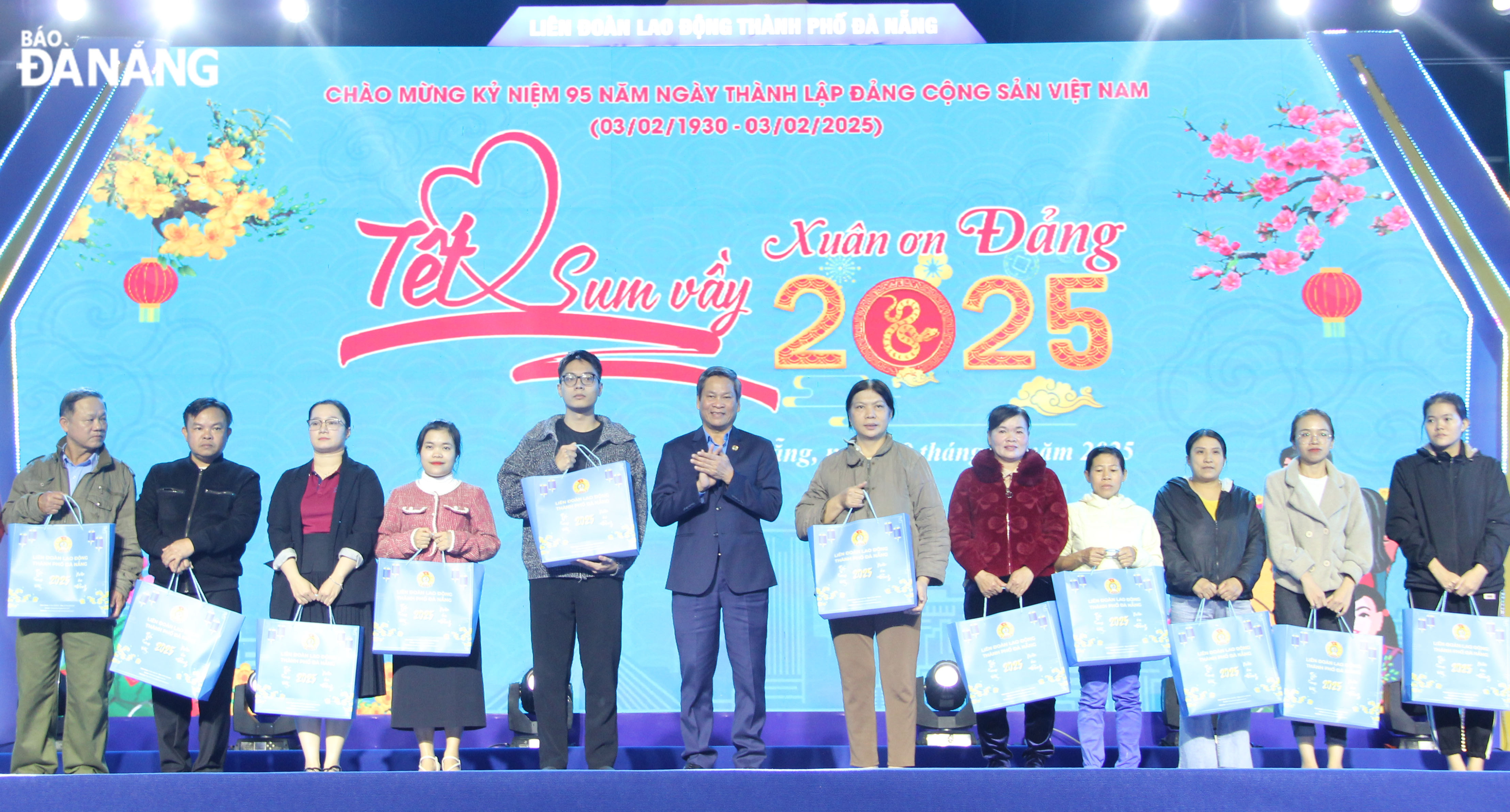 Vice President of the Viet Nam General Confederation of Labour Huynh Thanh Xuan (6th, left) giving gifts to trade union members and workers in difficult circumstances. Photo: X.HAU