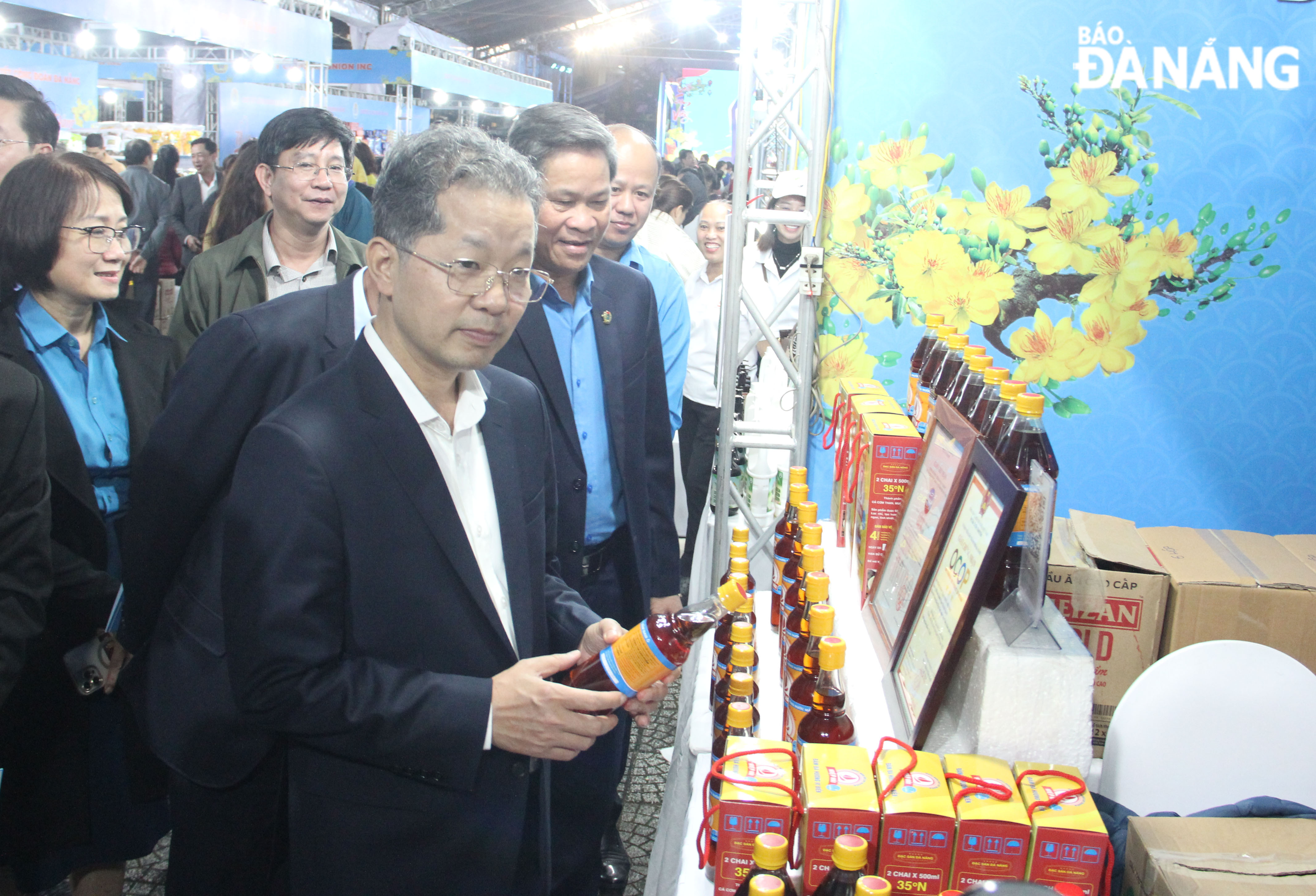 Secretary of the Da Nang Party Committee Nguyen Van Quang and city leaders visiting shopping booths. Photo: X.HAU