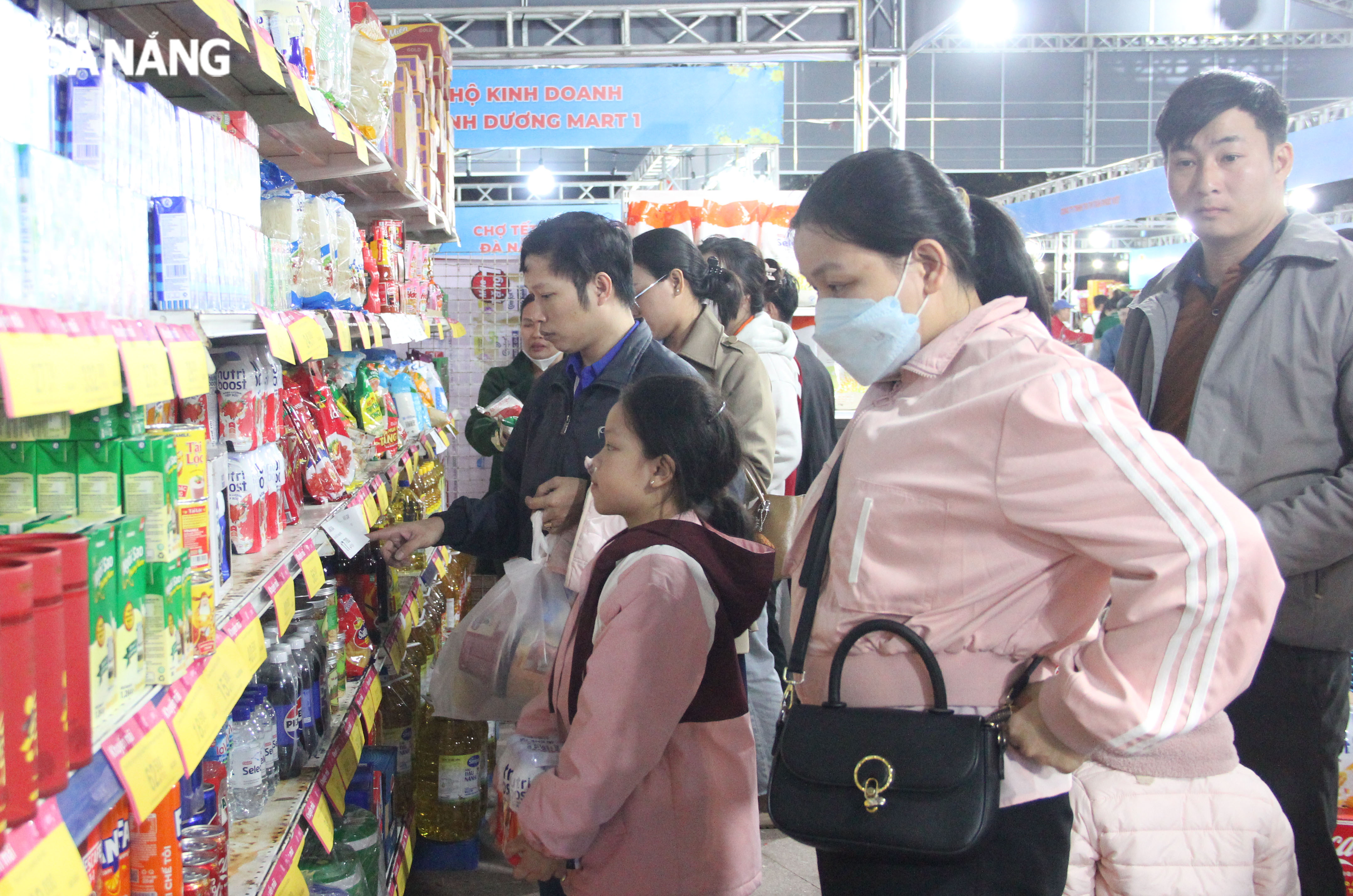 The market attracts a large number of workers and labourers to go shopping. Photo: X.H