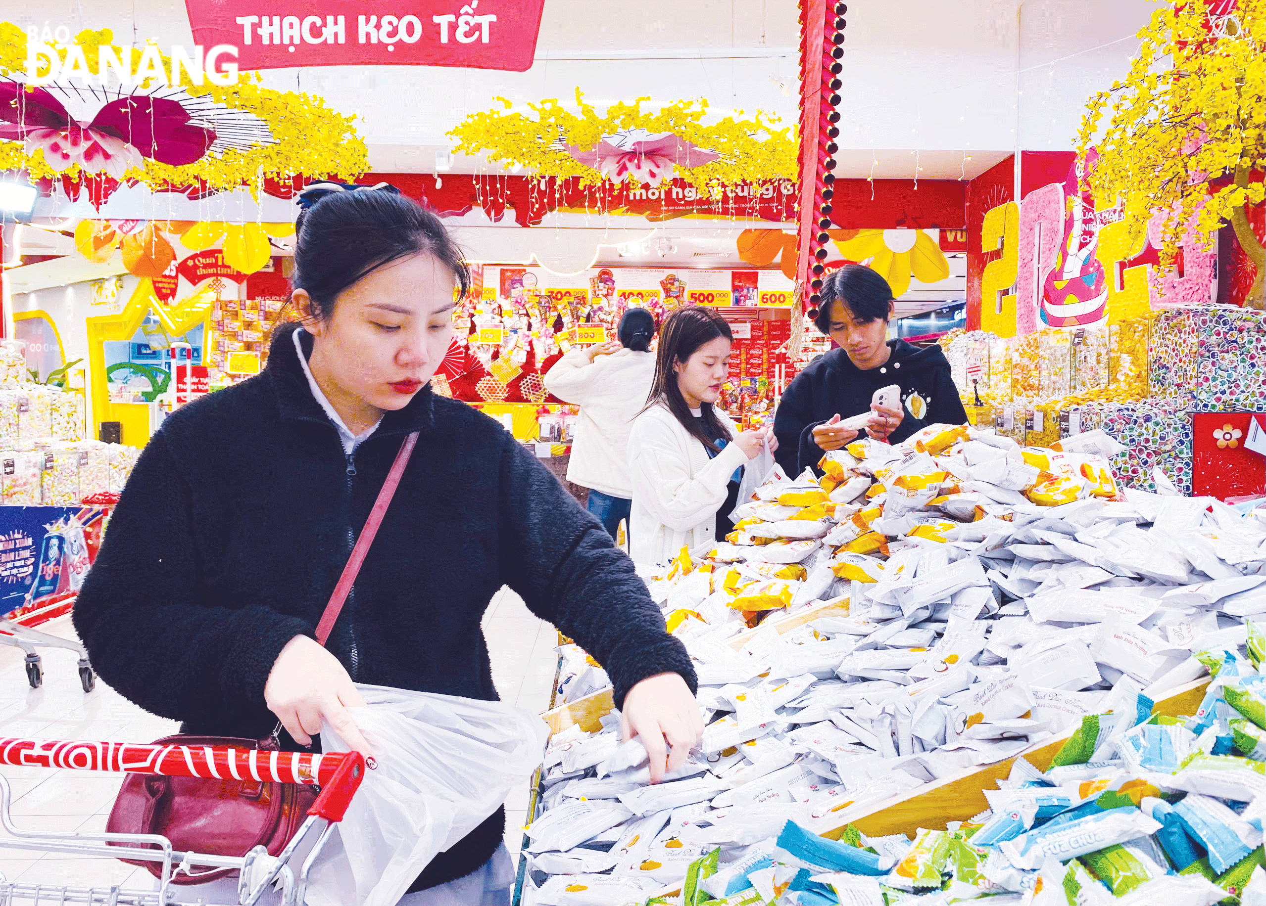 People shop for Tet food at Go! Da Nang supermarket. Photo: MAI LY