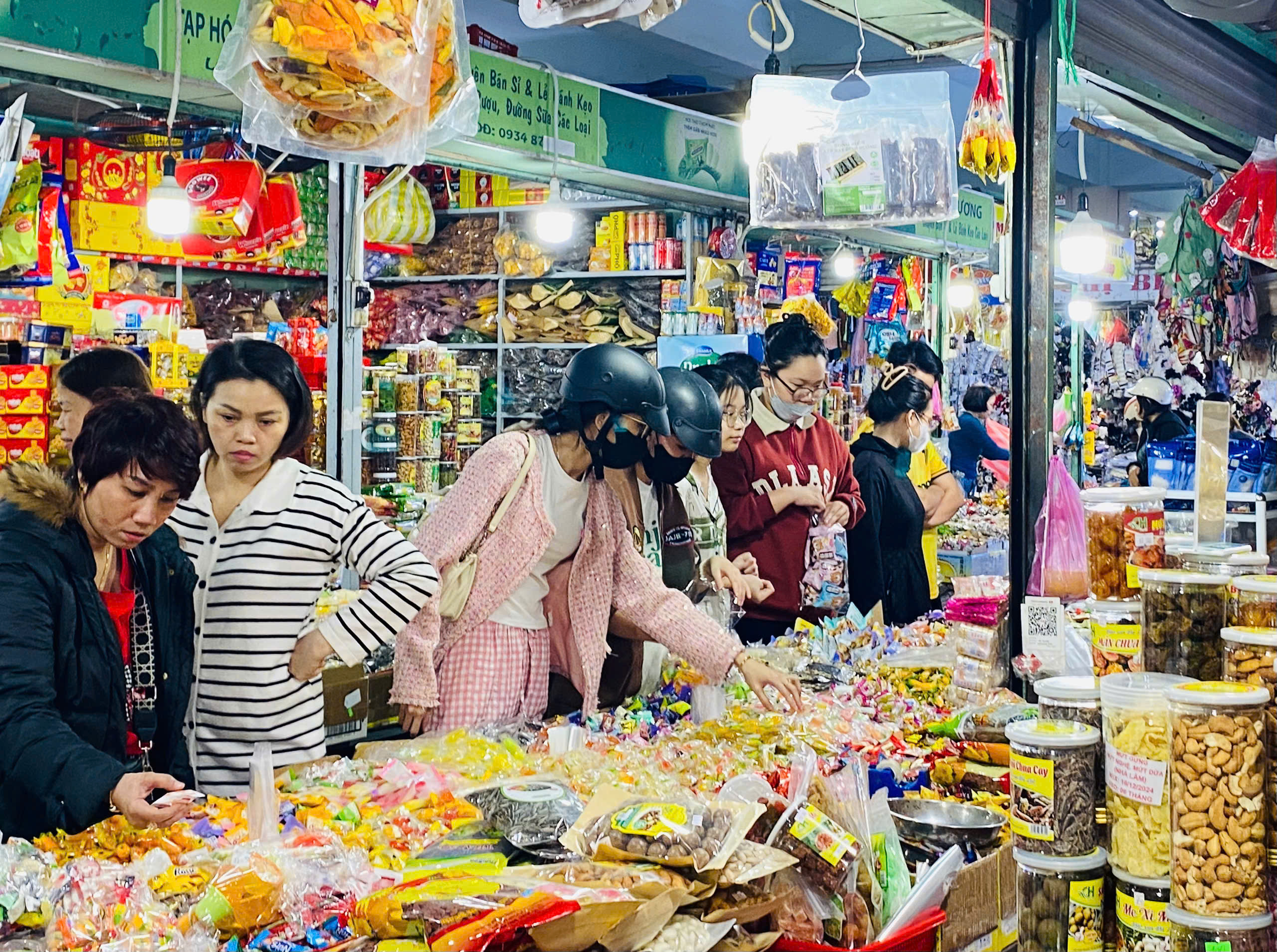  The number of customers coming to the Hoa Khanh market, Lien Chieu District to buy Tet candies increases every day. Photo: MAI LY