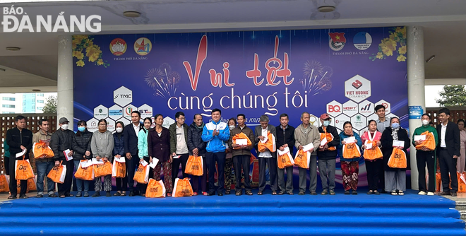 The Da Nang Young Entrepreneurs' Association giving gifts to people. Photo: M.Q