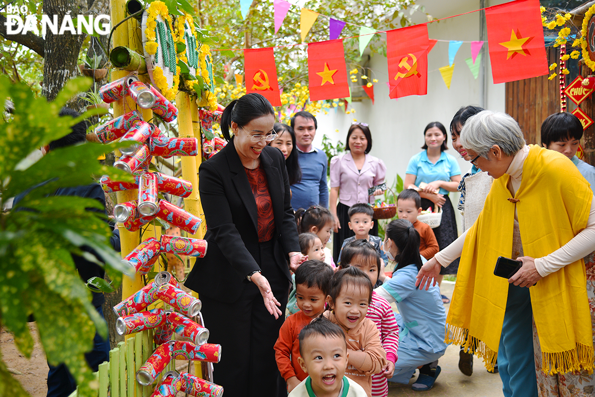 Vice Chairwoman of the Da Nang People's Committee Nguyen Thi Anh Thi (left) checking learning and playing conditions for children at the OneSky Da Nang Preschool Care and Education Centre. Photo: XUAN DUNG