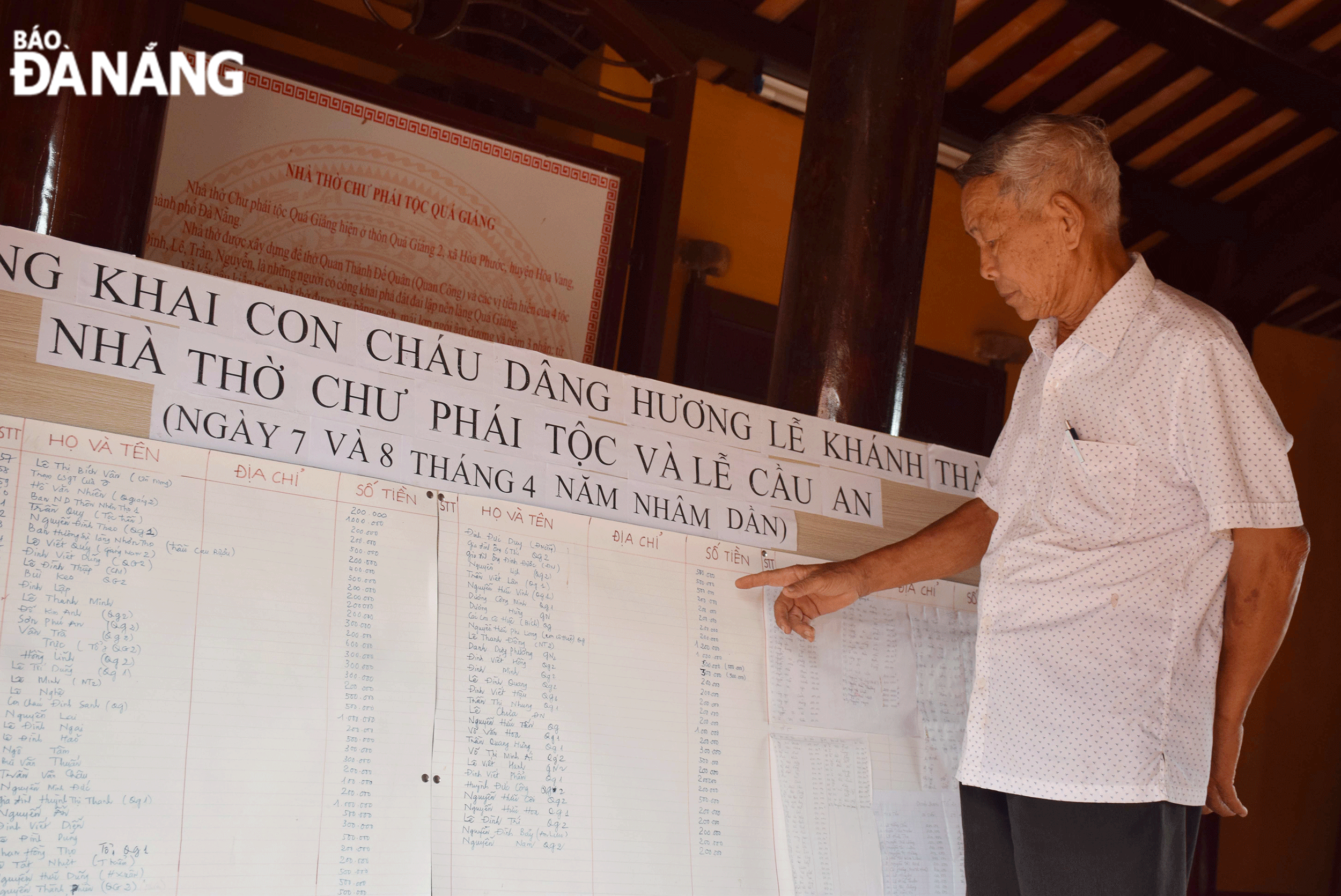 People of Qua Giang Village, Hoa Phuoc Commune, Hoa Vang District join hands to preserve the village communal house culture. Photo: DOAN HAO LUONG