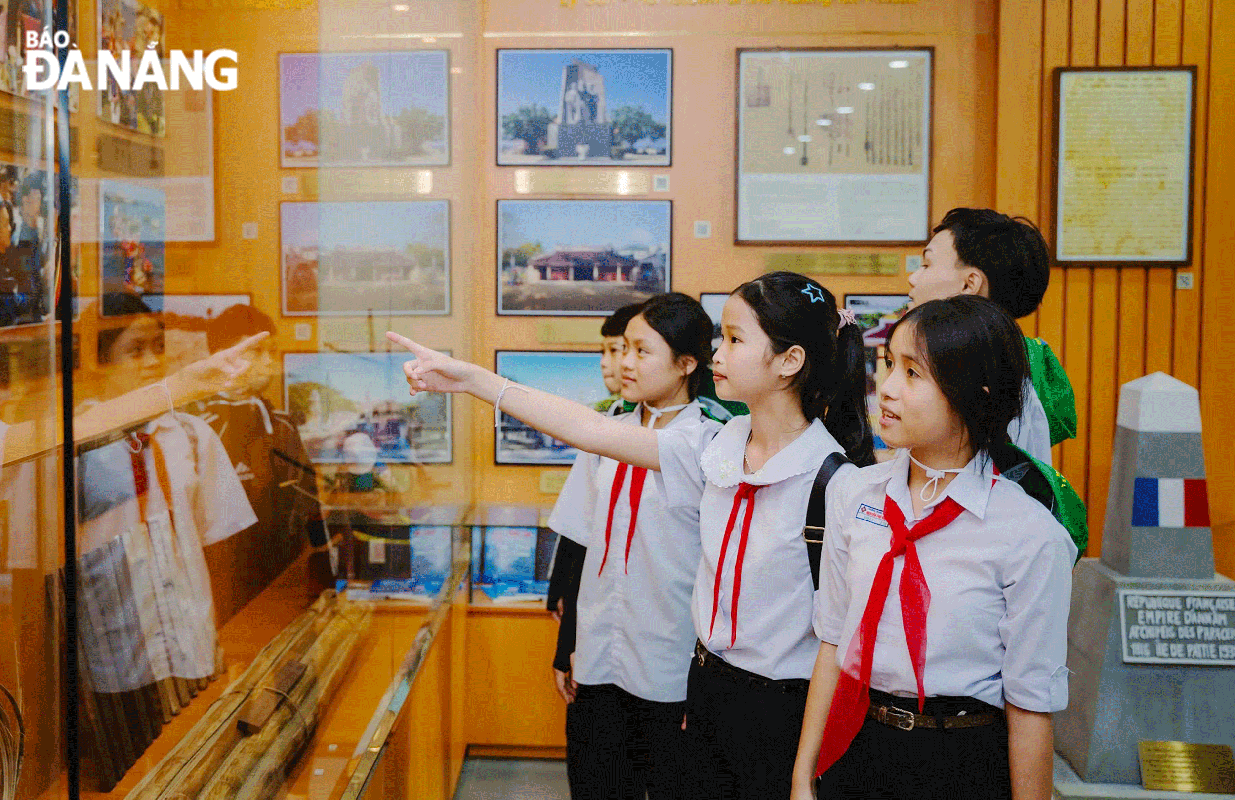 Pupils in Hoa Vang District participate in traditional education activities at the Hoang Sa Exhibition House. Photo: K. Nguyen