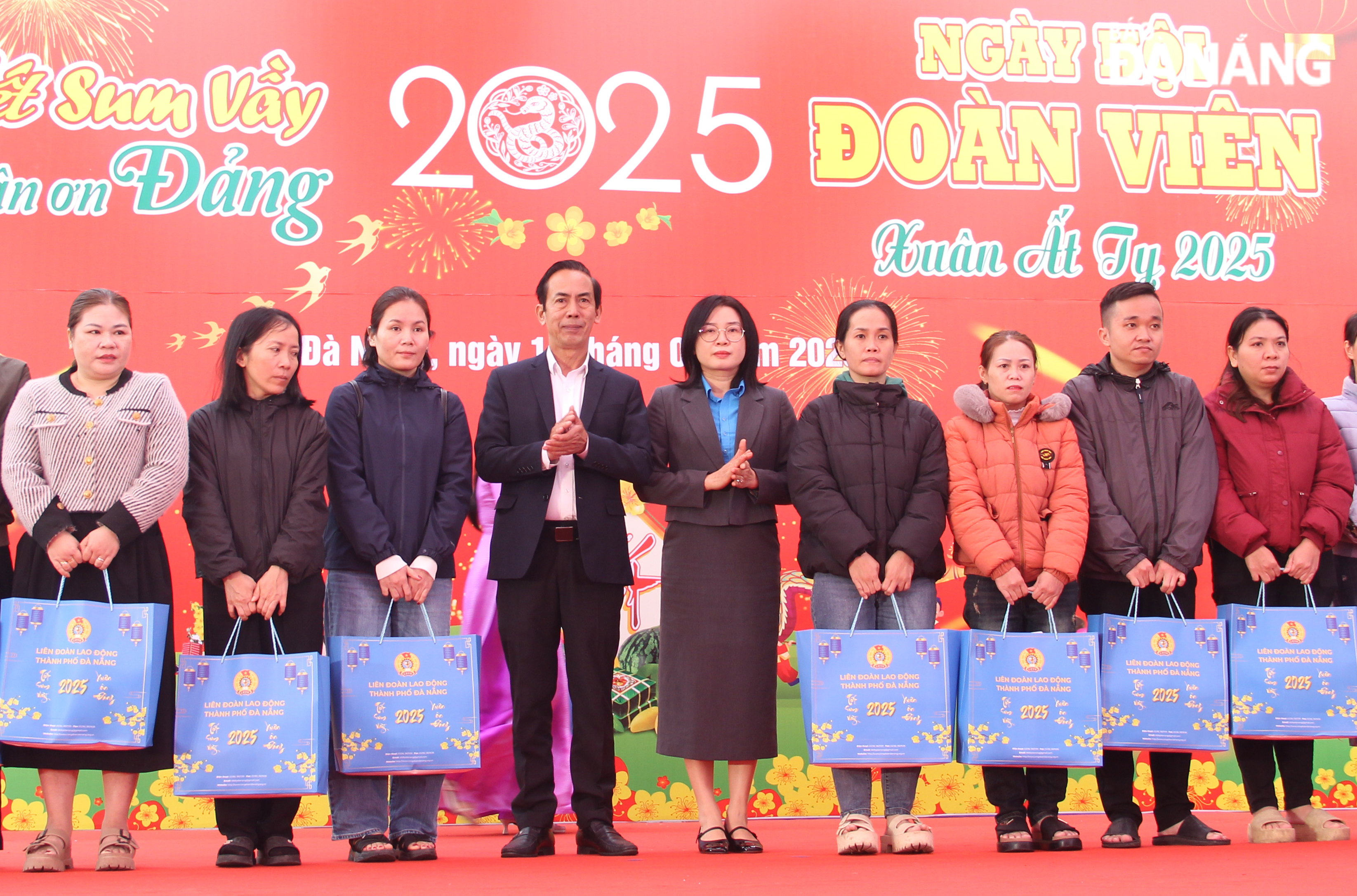 Leaders of the Da Nang Labour Federation and the Party Committee of the Da Nang High-Tech Park and Industrial Zones presented gifts to trade union members and workers in difficult circumstances. Photo: X.H