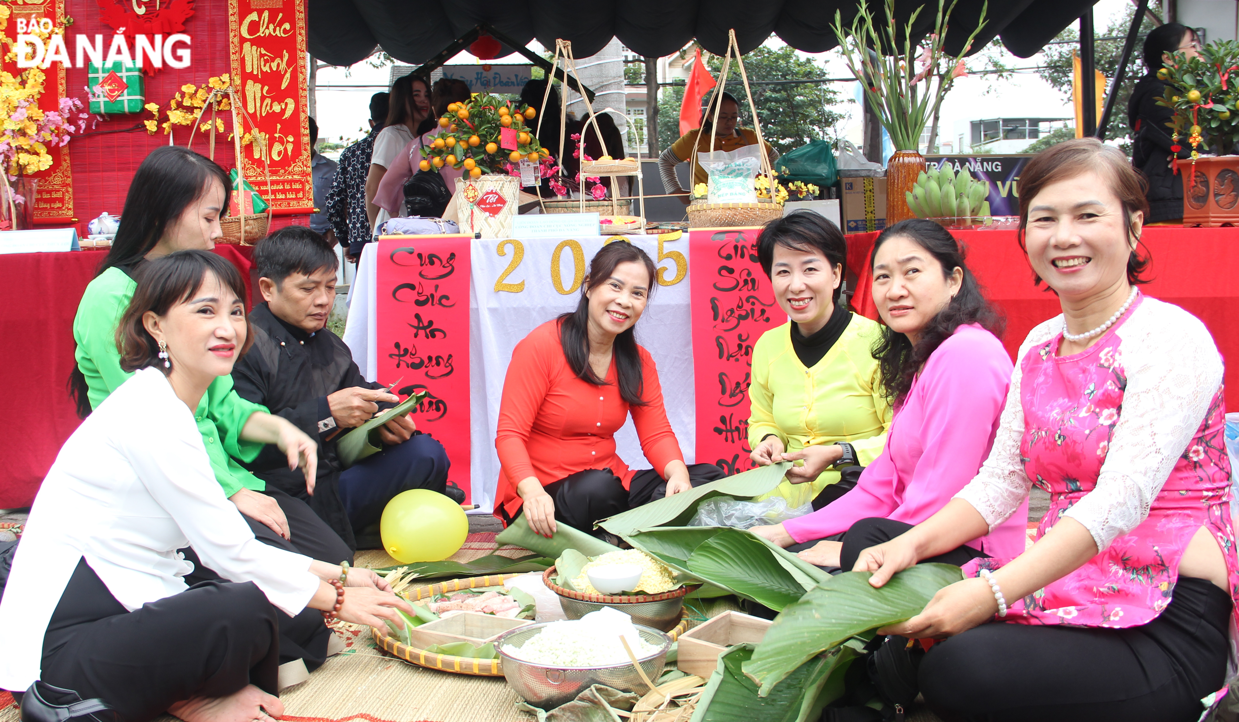 Workers participated in the Tet green 'banh chung' wrapping contest. Photo: X.H