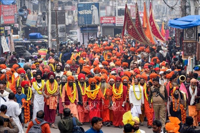 Các tín đồ đạo Hindu tham gia Lễ hội Mahakumbh Mela ở Prayagraj, Ấn Độ. Ảnh: ANI/TTXVN