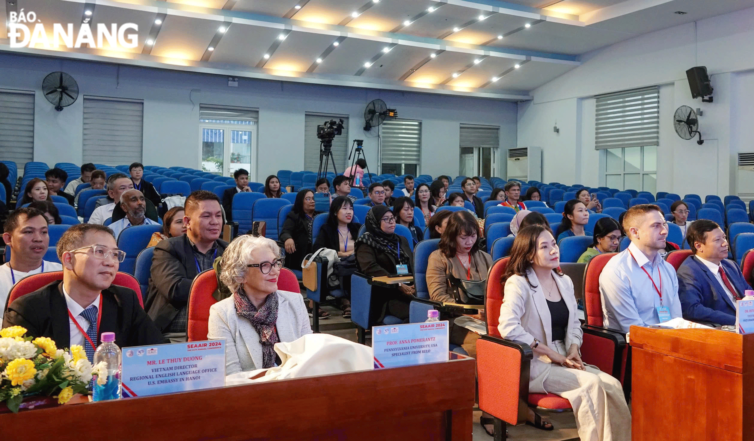 Many international conferences were held with the participation of experts and scientists from organisations and universities, contributing to raising the level of the University of Da Nang. IN PHOTO: Delegates attending the international conference at the University of Foreign Language Studies. Photo: THU HA