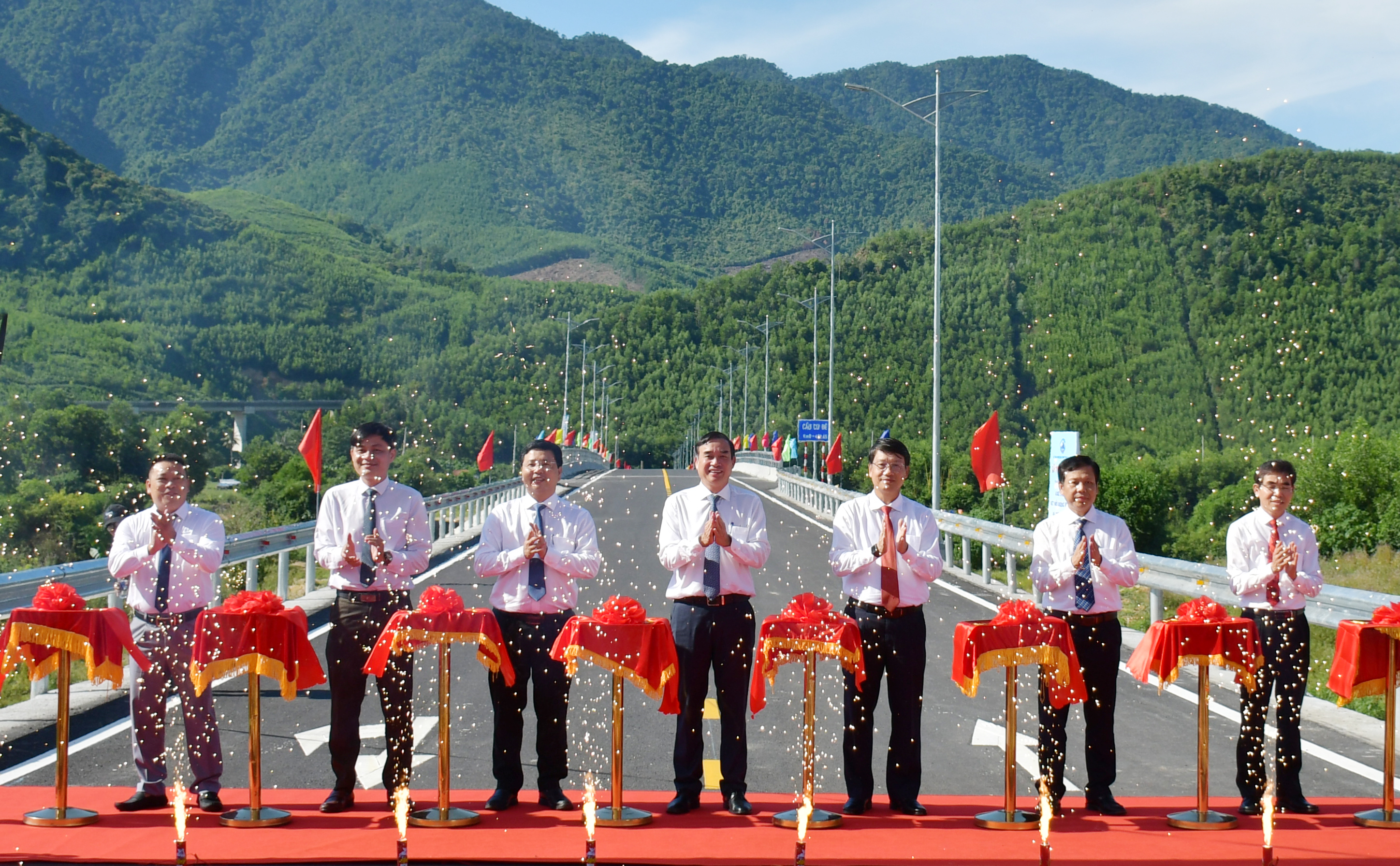 City leaders cut the ribbon to inaugurate DT.601 road to Loc My village. Photo: THANH LAN