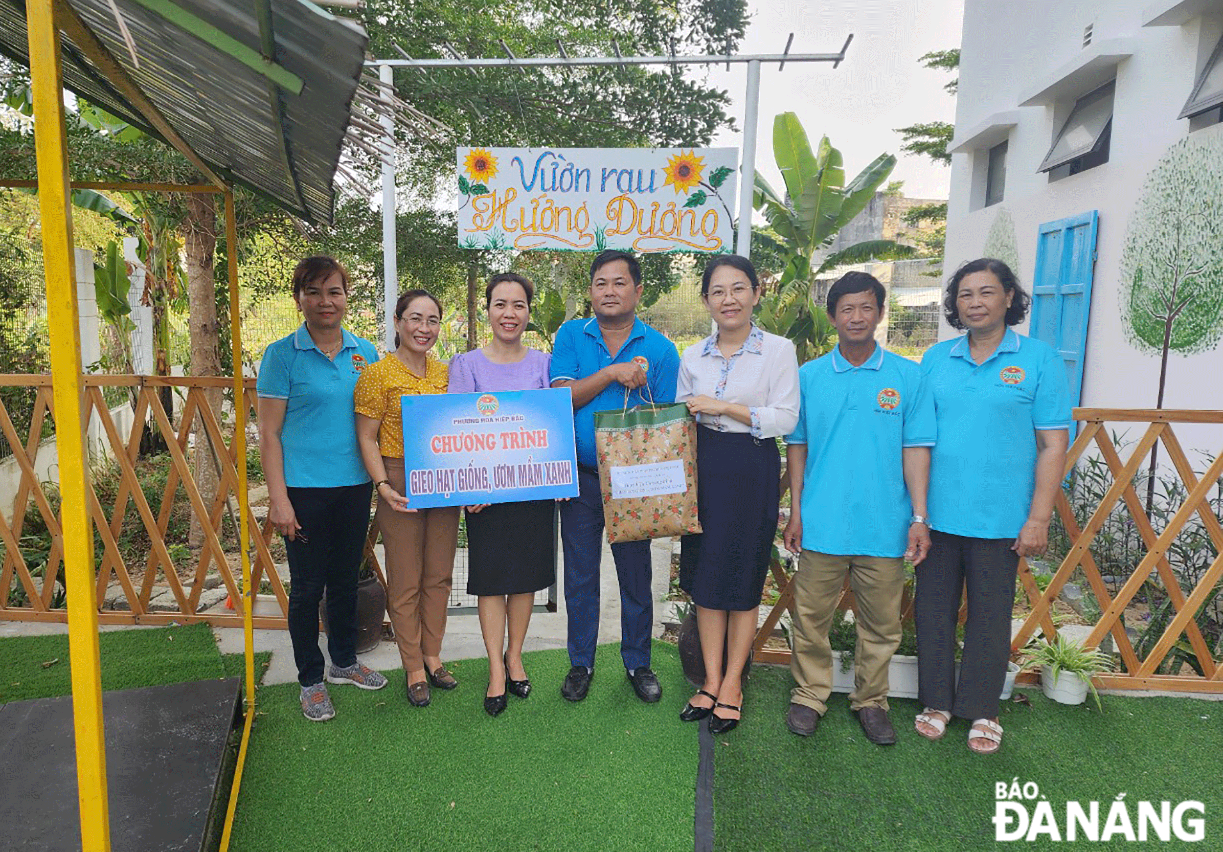 Chị Trương Thị Ngọc Mai (thứ 2, bên trái sang) trong một hoạt động “Gieo hạt giống, ươm mầm xanh”, tặng hạt giống cây cho Trường Mầm non Hướng Dương. Ảnh: NHẬT HẠ