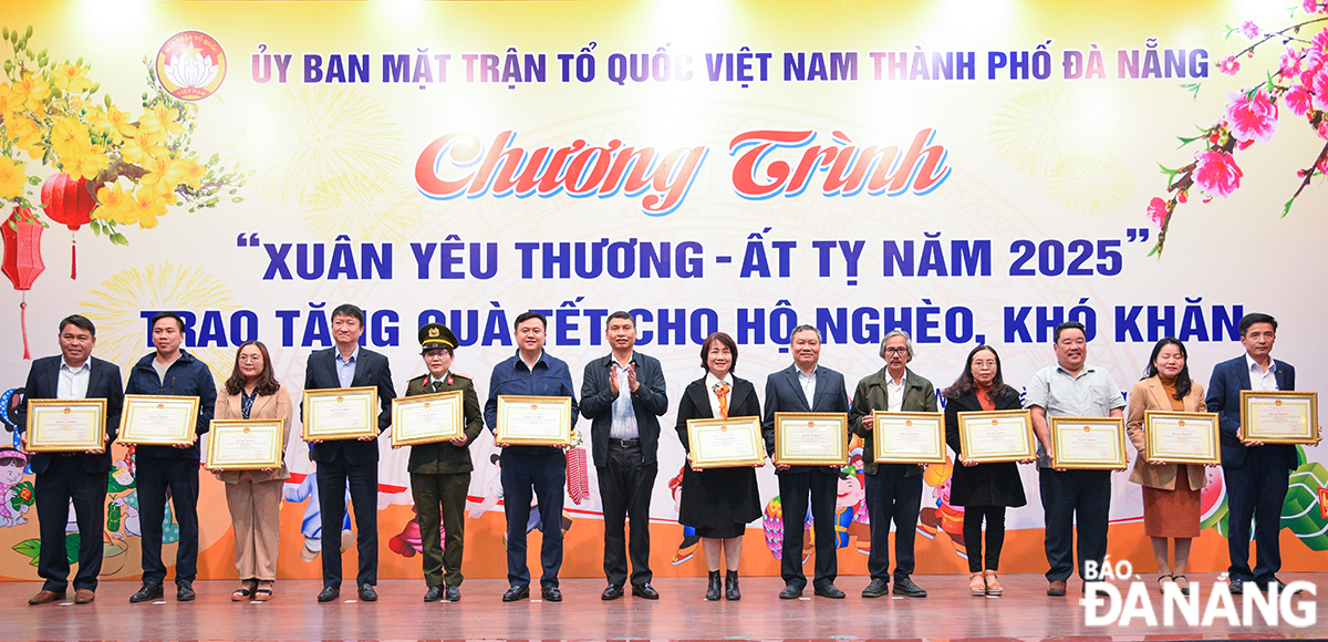 Standing Vice Chairman of the Da Nang People's Committee Ho Ky Minh (7th, left) awarded Certificates of Merit from the Chairman of the municipal People's Committee to collectives with outstanding achievements in mobilising and supporting northern localities to overcome the damage caused by storm No. 3. Photo: T.PHUONG