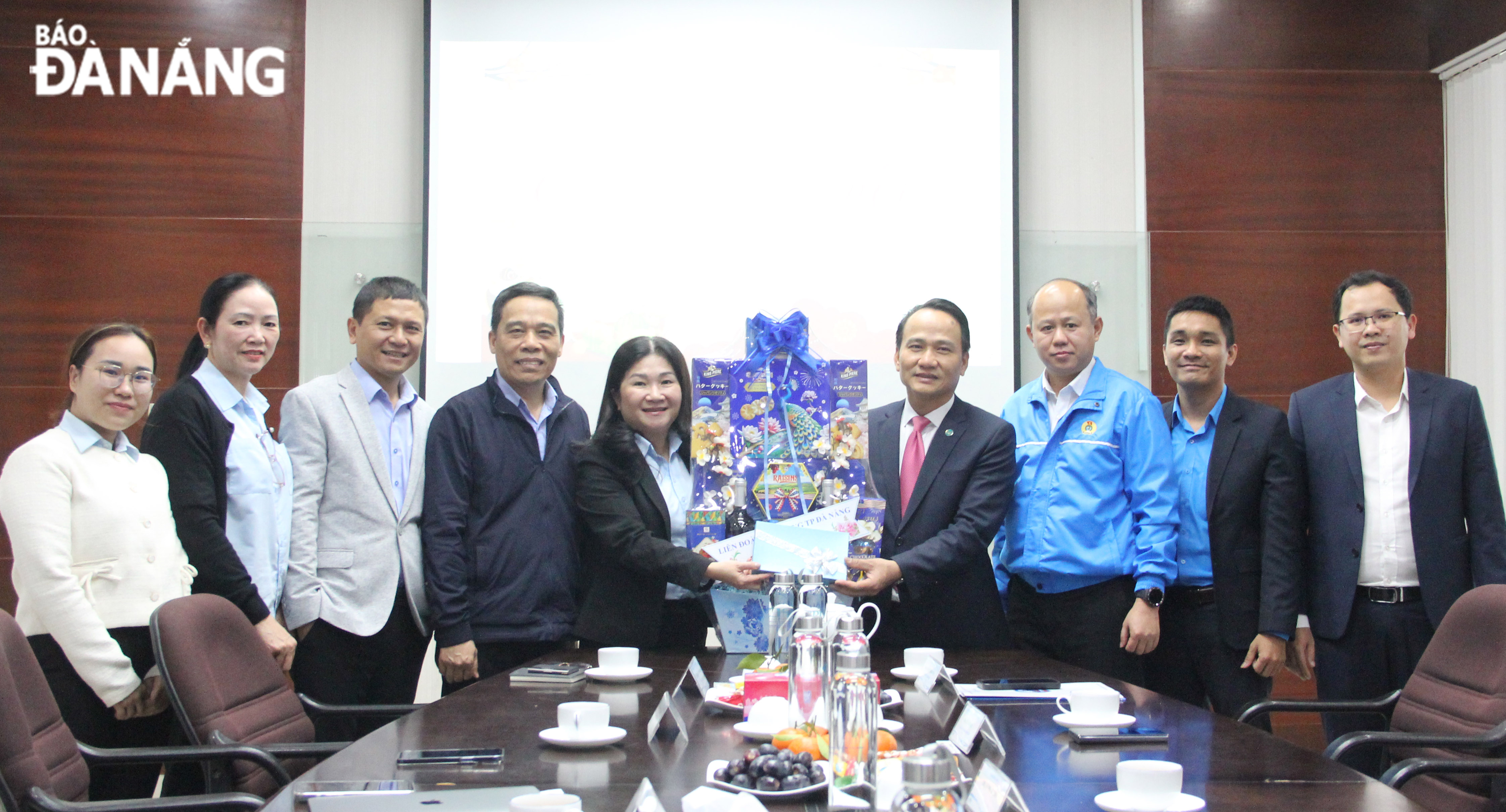 Standing Deputy Secretary of the Da Nang Party Committee Nguyen Dinh Vinh (4th, right) presenting Lunar New Year gifts to the leaders of the Central Seafood Import-Export Joint Stock Company. Photo: X.HAU